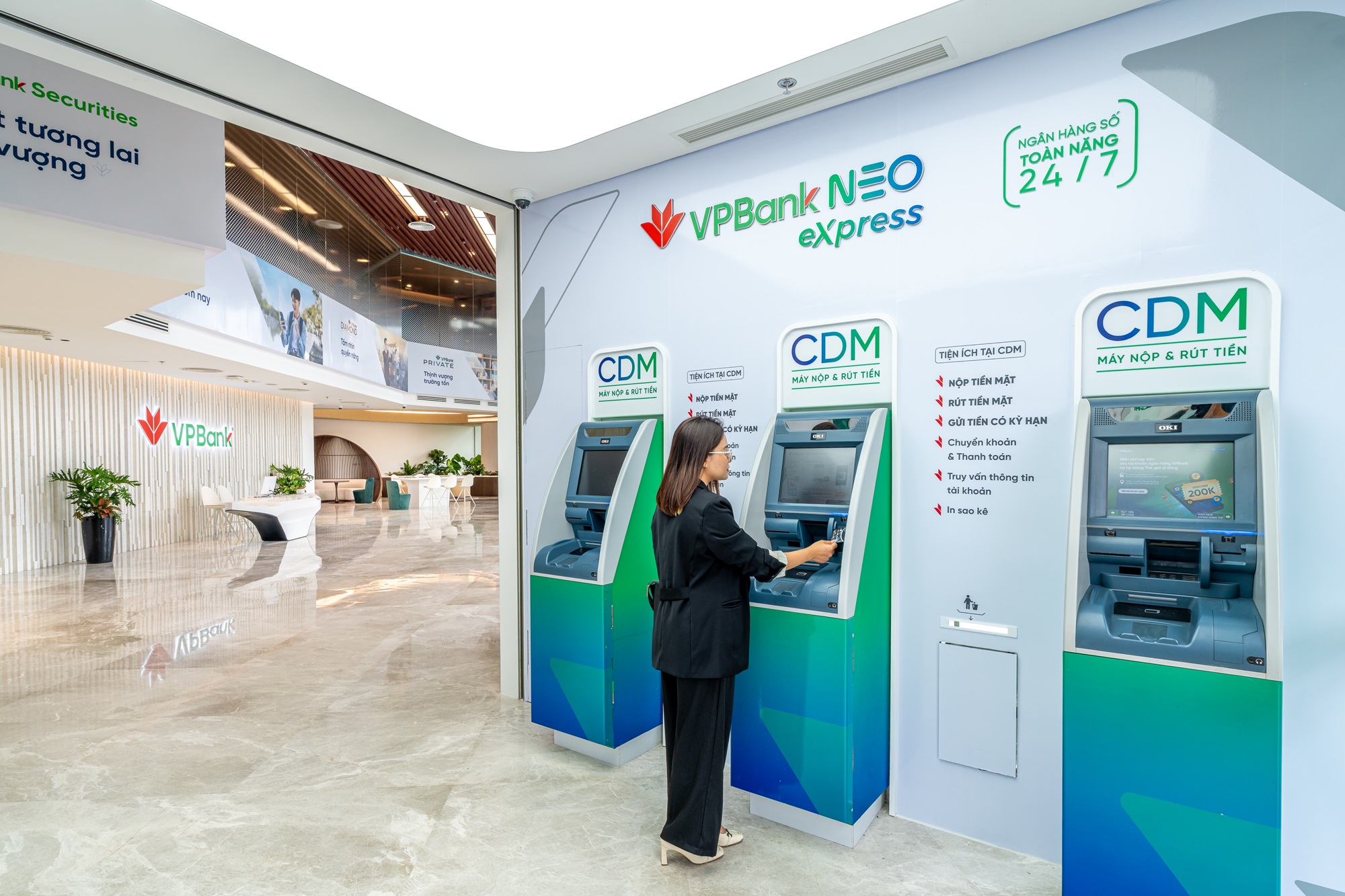 Cạnh đó, khu vực giao dịch tự động với hệ thống máy móc hiện đại cho phép khách hàng thực hiện nhanh chóng nhiều loại hình giao dịch 24/7 mà không cần xếp hàng hay chờ đợi
