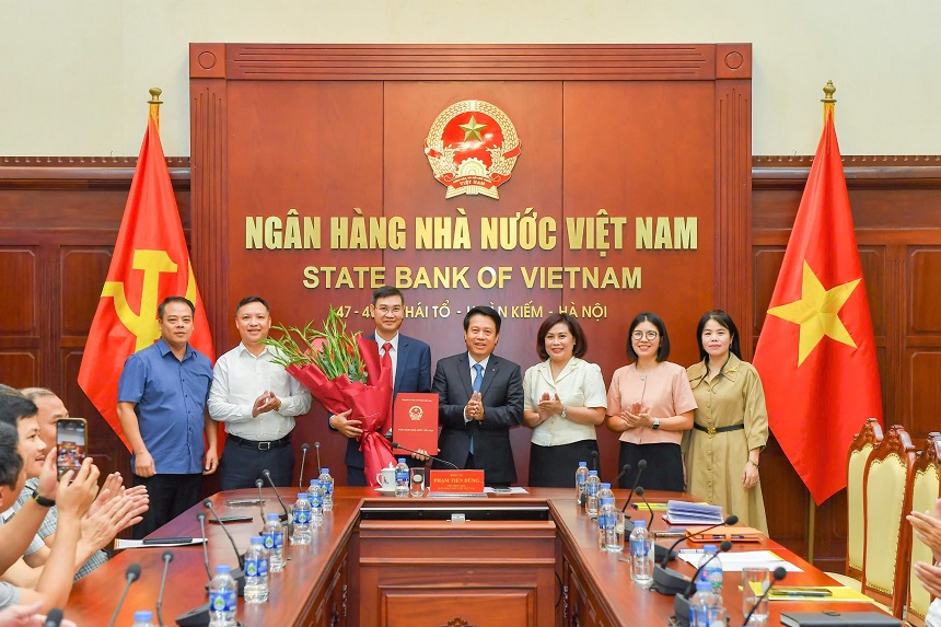 Phó Thống đốc Phạm Tiến Dũng trao Quyết định, tặng hoa chúc mừng ông Nguyễn Tuấn Nam