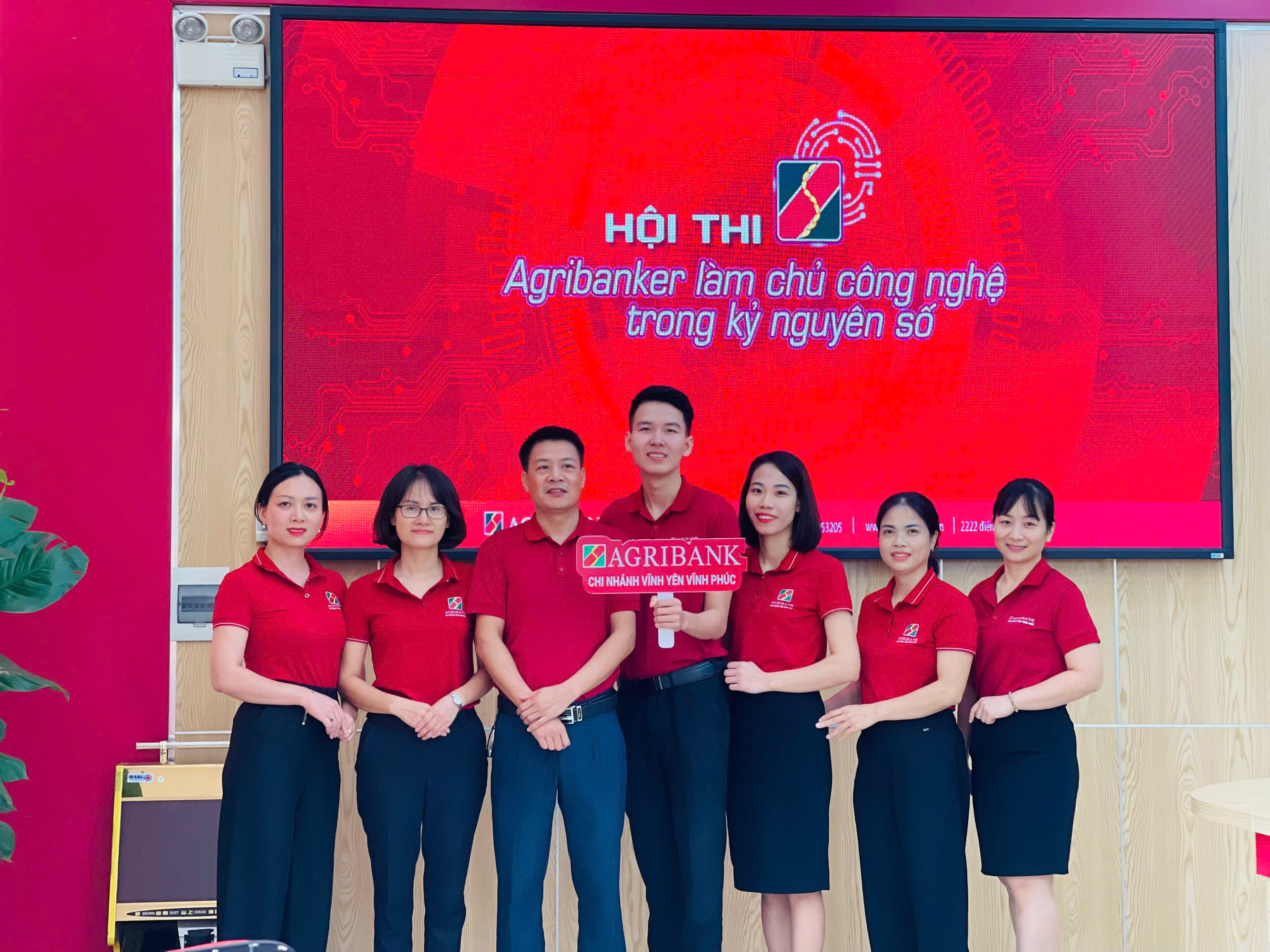 Thí sinh Chi nhánh Vĩnh Phúc thể hiện quyết tâm cao trước khi vào vòng thi Khởi động