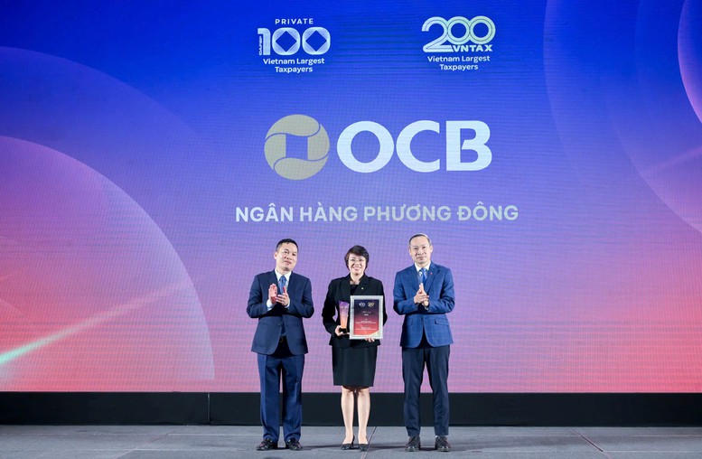 Đại diện OCB nhận cúp và kỷ niệm chương tại Lễ vinh danh.