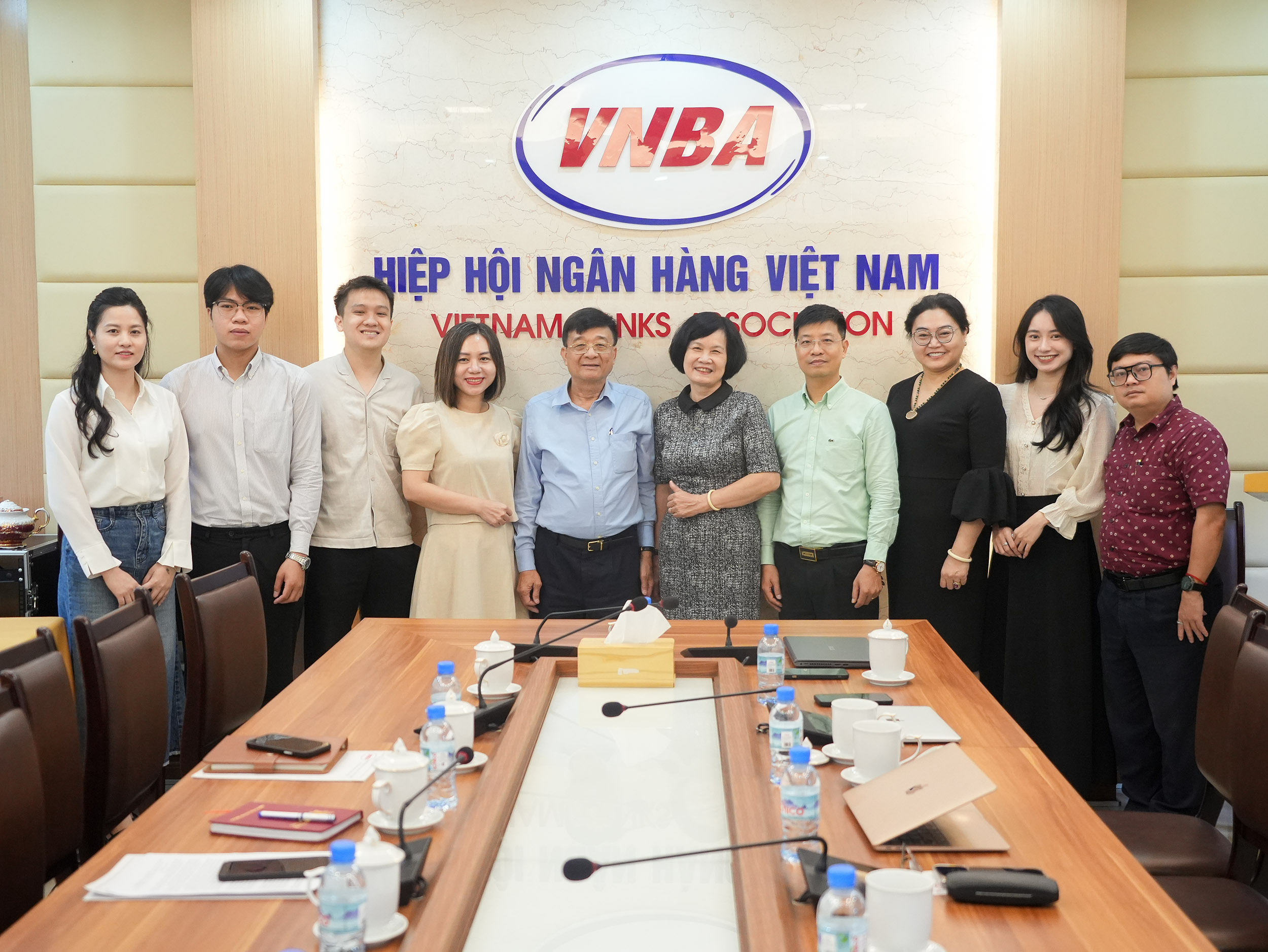 Đại diện VNBA cùng đại diện VTIAC chụp ảnh lưu niệm
