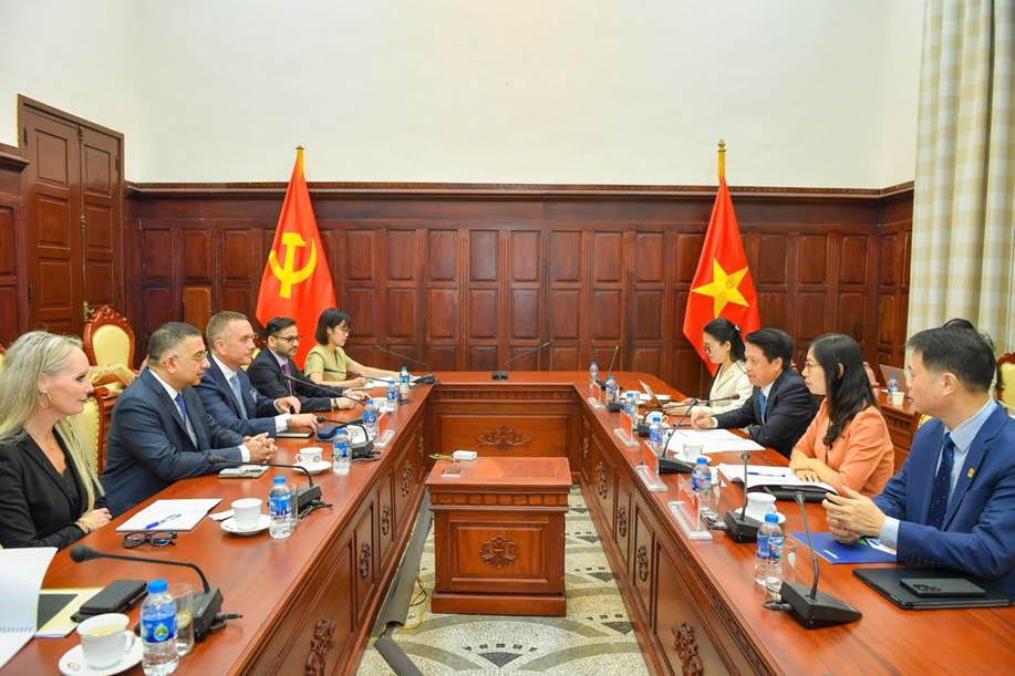 Quang cảnh buổi làm việc