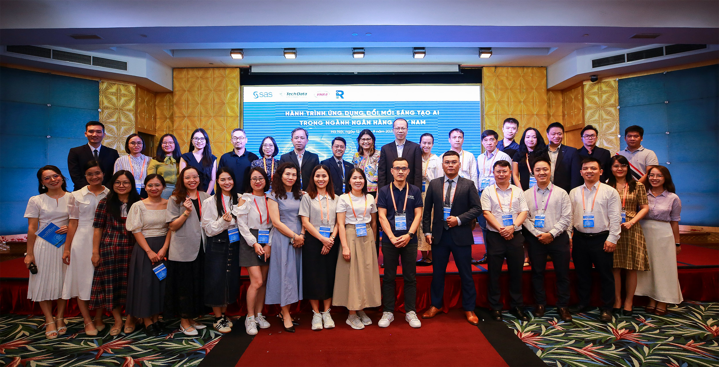 Các đại biểu tham dự hội thảo chụp hình lưu niệm