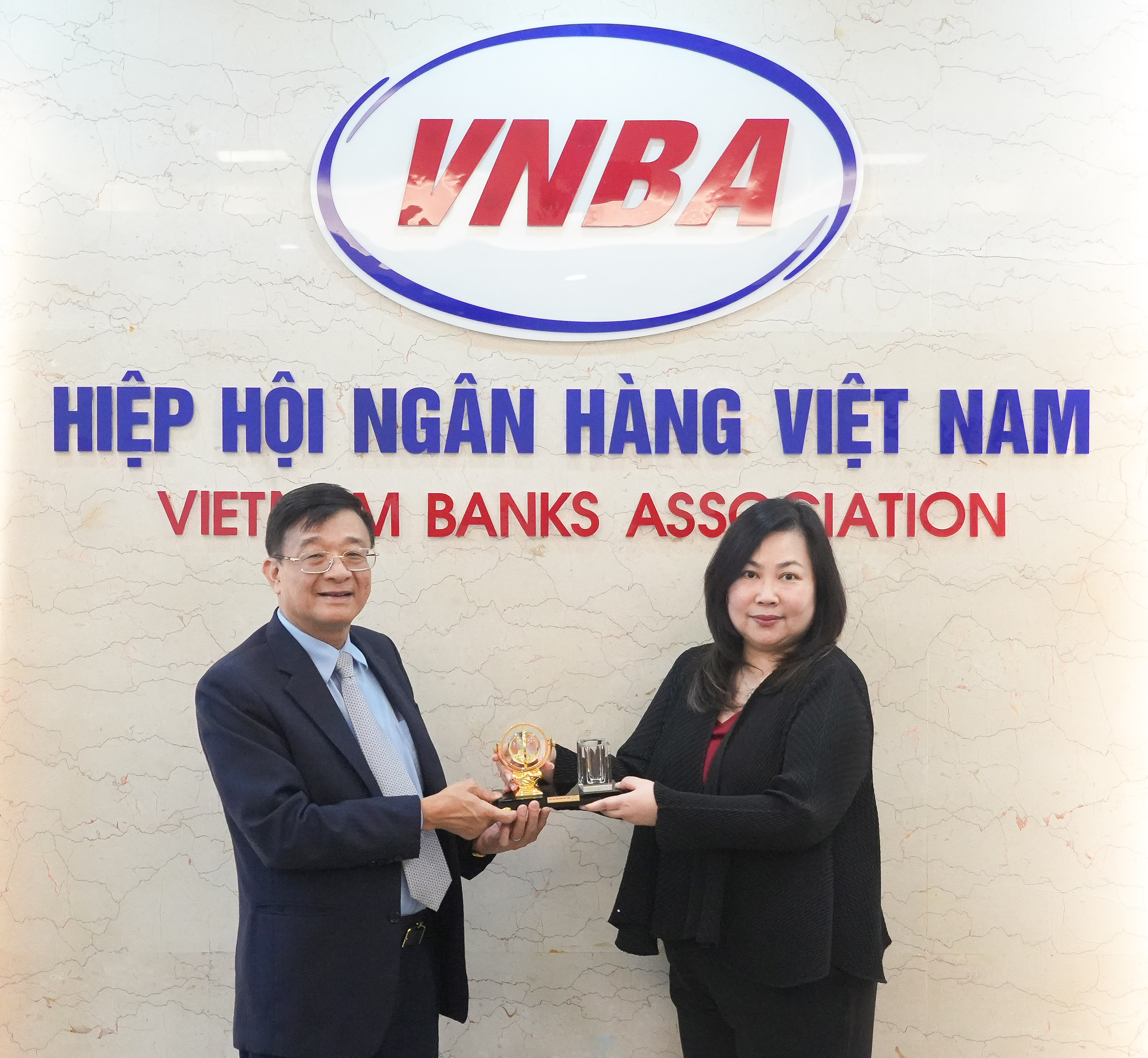 Hiệp hội Ngân hàng Việt Nam và Hiệp hội Ngân hàng Hiệp hội Ngân hàng Hong Kong trao tặng nhau quà kỷ niệm