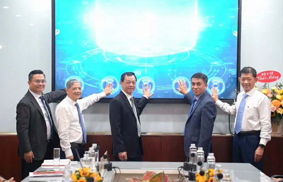 Lãnh đạo Bộ Y tế, Ban Giám đốc Bệnh viện Chợ Rẫy cùng Lãnh đạo Vietcombank cùng thực hiện nghi thức kích hoạt, đi vào hoạt động hệ thống Hồ sơ Bệnh án điện tử trong buổi lễ