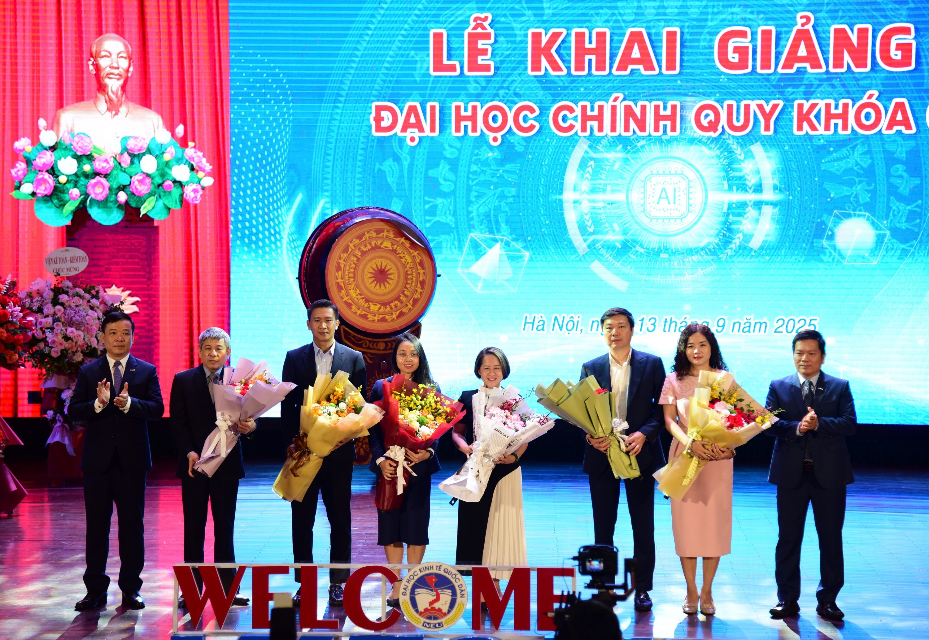 Đại diện VietinBank cùng các nhà tài trợ chụp ảnh lưu niệm cùng Ban Giám hiệu Trường