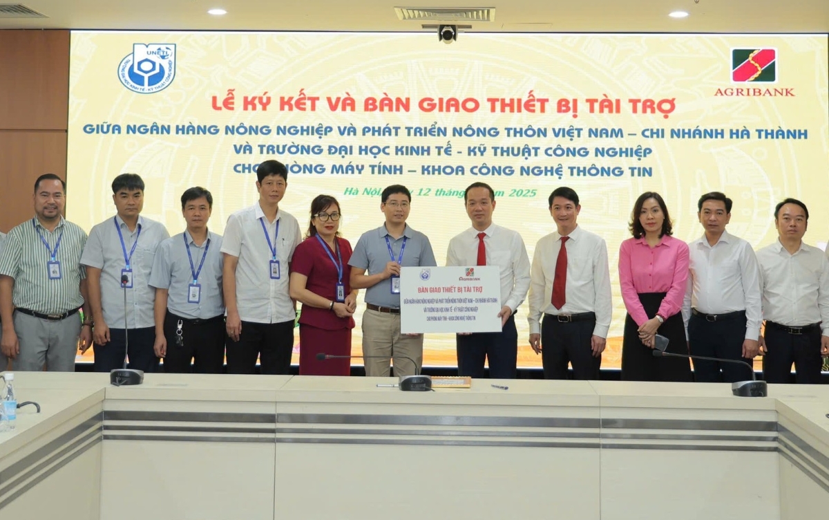 Agribank Chi nhánh Hà Thành trao tặng 21 máy tính cho Khoa Công nghệ thông tin - Trường Đại học Kinh tế - Kỹ thuật Công nghiệp