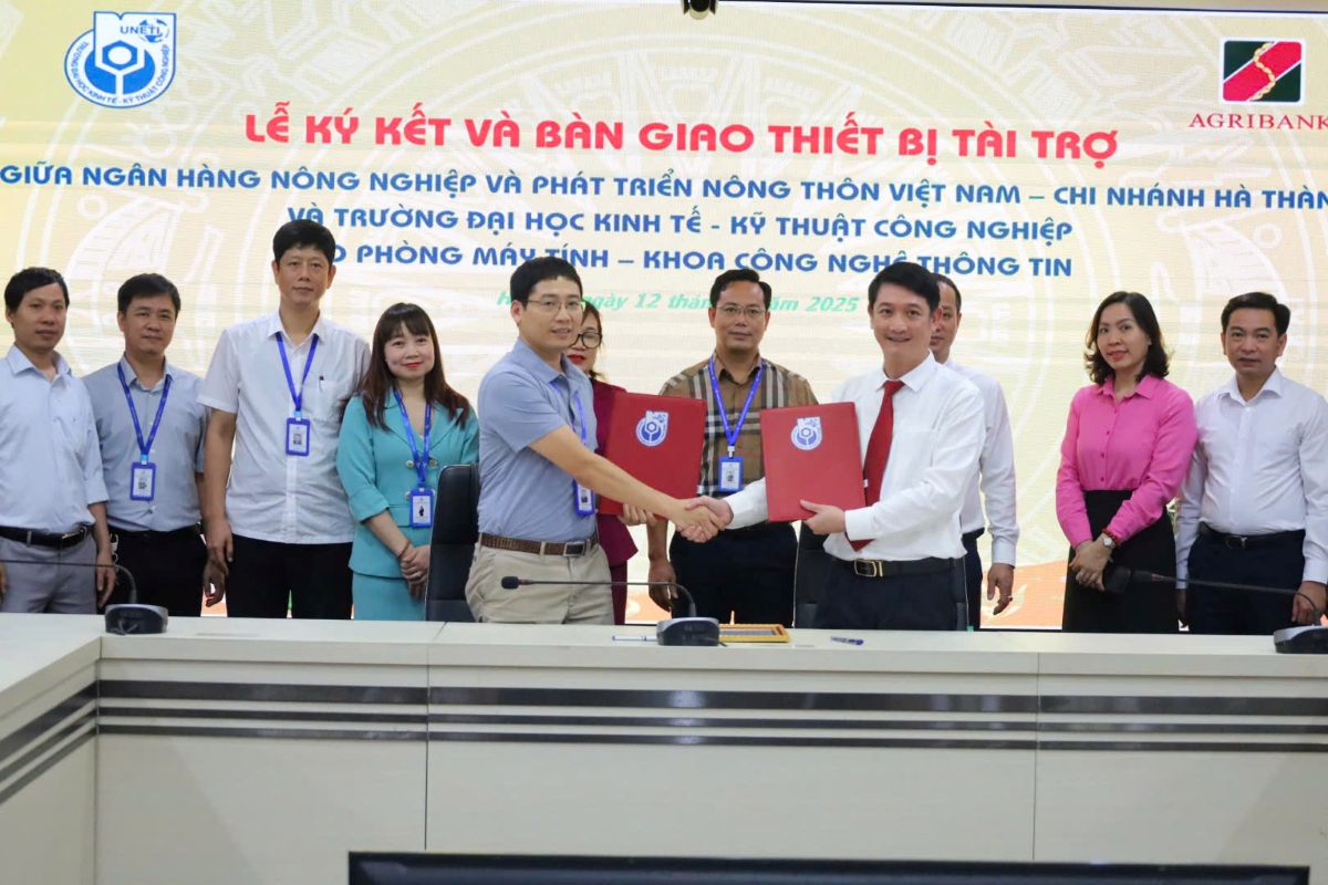 Ông Cù Trung Thu - Phó Giám đốc Agribank Chi nhánh Hà Thành (áo trắng, cà vạt đỏ) ký kết biên bản bàn giao thiết bị tài trợ
