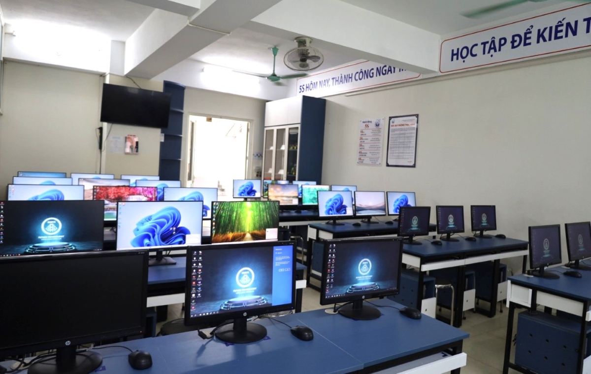 21 máy tính được Agribank Chi nhánh Hà Thành trao tặng Trường Đại học Kinh tế - Kỹ thuật Công nghiệp sẽ giúp sinh viên Nhà trường có thêm điều kiện tiếp cận với công nghệ hiện đại, nâng cao kỹ năng ứng dụng tin học và công nghệ số