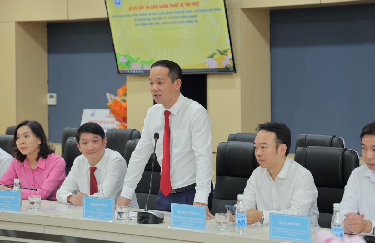 Ông Vũ Việt Hưng - Giám đốc Agribank Chi nhánh Hà Thành phát biểu tại Lễ ký kết và bàn giao thiết bị tài trợ cho trường Đại học Kinh tế - Kỹ thuật Công nghiệp