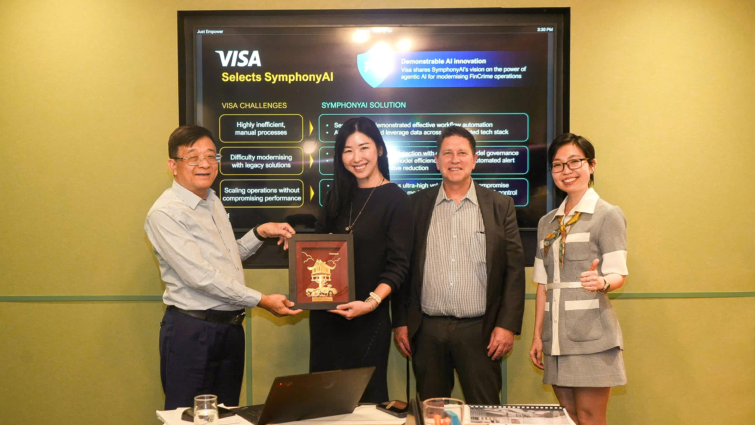 TS Nguyễn Quốc Hùng trao tặng quà lưu niệm cho Đại diện công ty SymphonyAI 