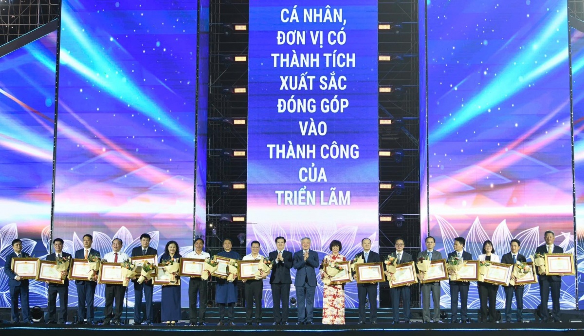 Ngành Ngân hàng nhận Bằng khen của Thủ tướng Chính phủ cho 36 tập thể có thành tích xuất sắc