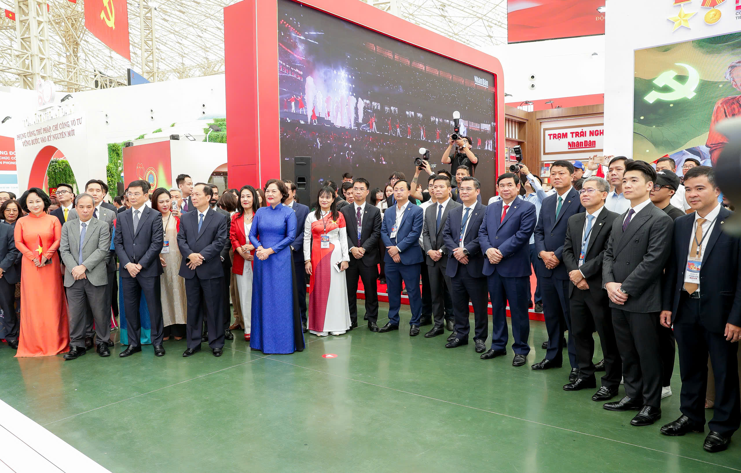 Đại biểu quan khách tham dự lễ khai trương không gian triển lãm của ngành Ngân hàng với chủ đề "Ngành Ngân hàng Việt Nam - Tự hào quá khứ, vững vàng hiện tại, kiến tạo tương lai"