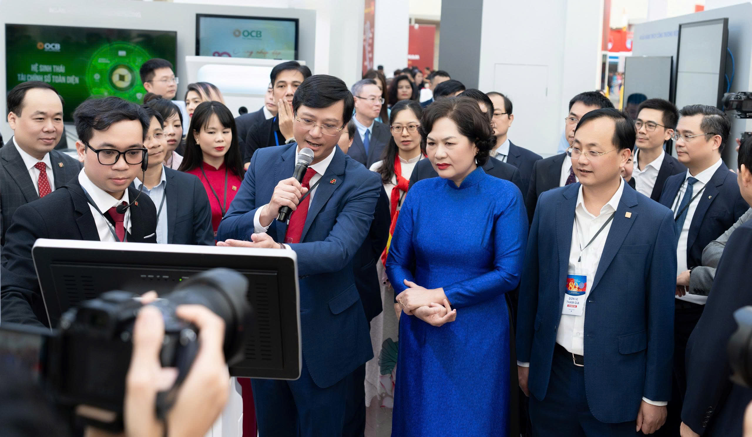 Agribank giới thiệu đến Thống đốc và đoàn đại biểu Ngân hàng Nhà nước Việt Nam quầy giao dịch thông minh - thể hiện bước tiến vượt trội của Agribank trong công cuộc chuyển đổi số ngành ngân hàng và chuyển đổi số quốc gia