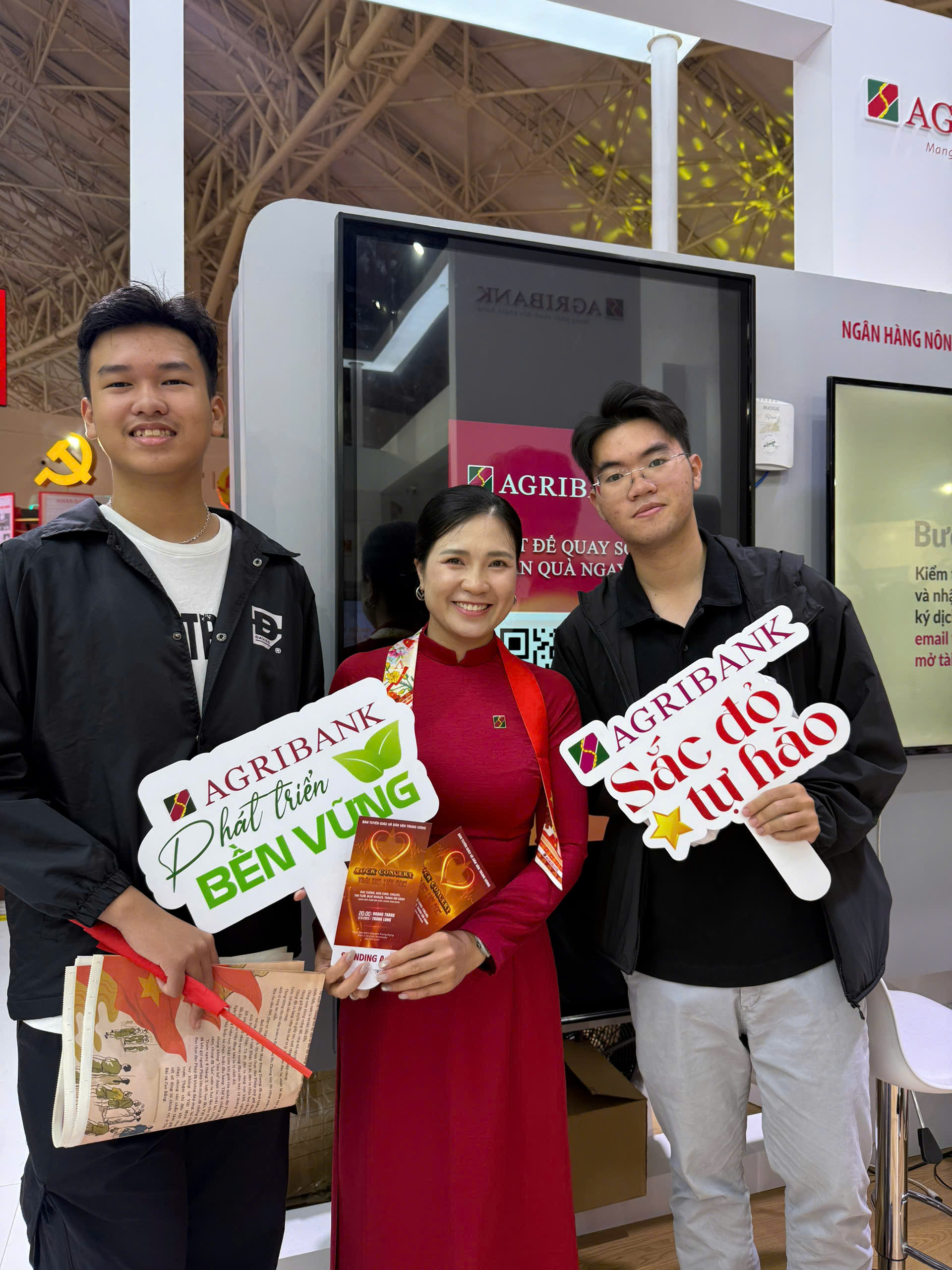 Khu vực gian hàng trưng bày của Agribank thu hút hàng nghìn khách tham quan, trải nghiệm và nhận về vô số phần quà hấp dẫn từ Agribank trong gần 20 ngày Triển lãm mở cửa đón khách