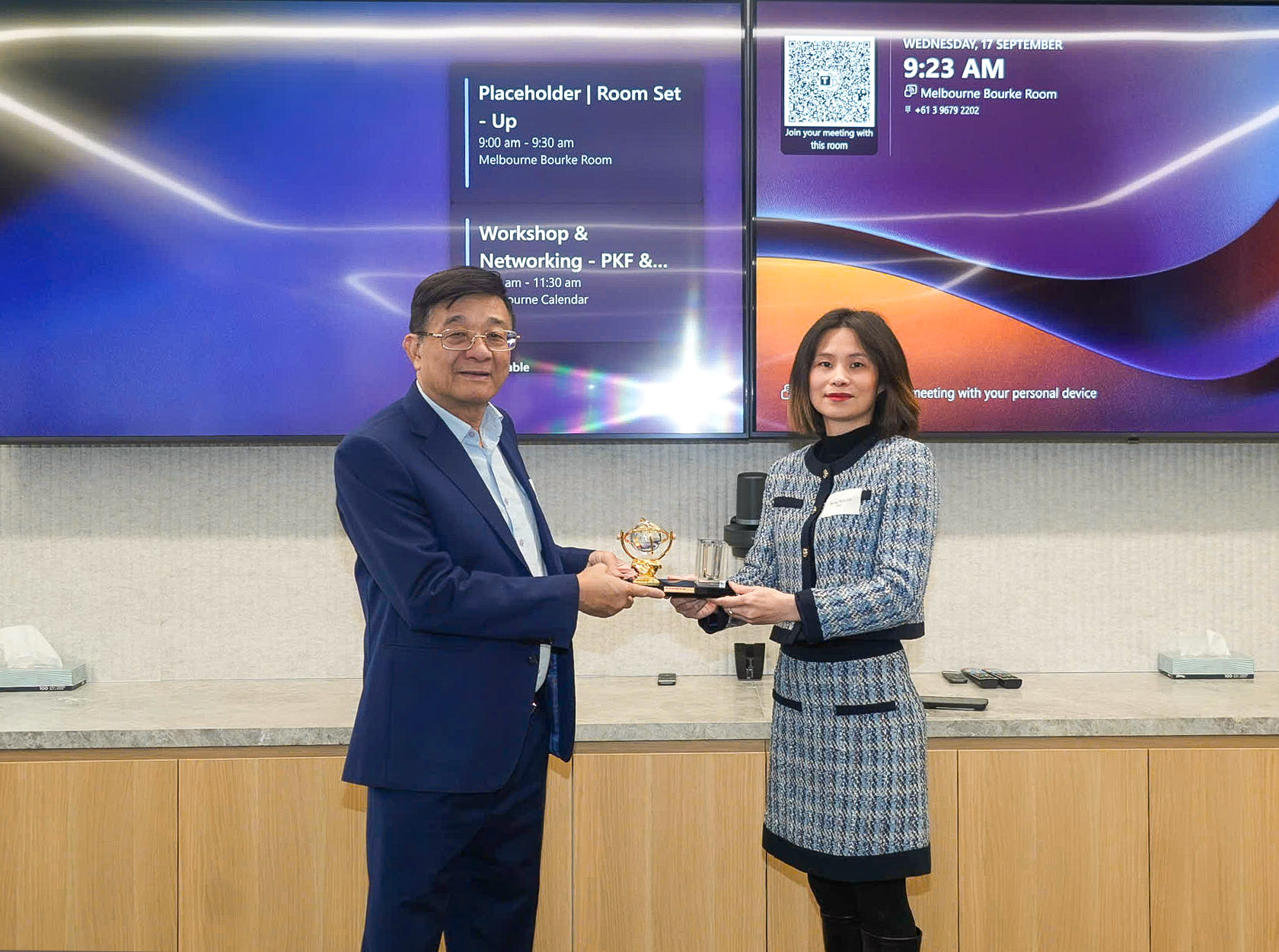 TS. Nguyễn Quốc Hùng trao tặng quà lưu niệm cho bà Becky Nguyễn, Thành viên Ban Điều hành (Partner) chuyên về Định giá Chuyển giao và Thuế Quốc tế