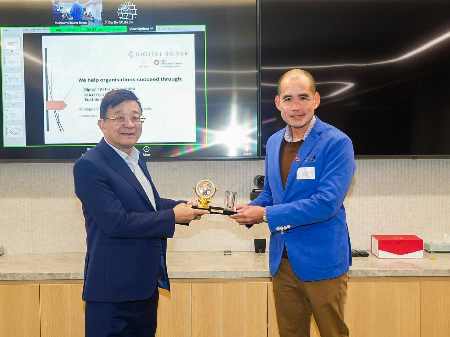 TS. Nguyễn Quốc Hùng trao tặng quà lưu niệm cho ông Đức Đỗ, Nhà sáng lập kiêm CEO Tập đoàn của ETLABS