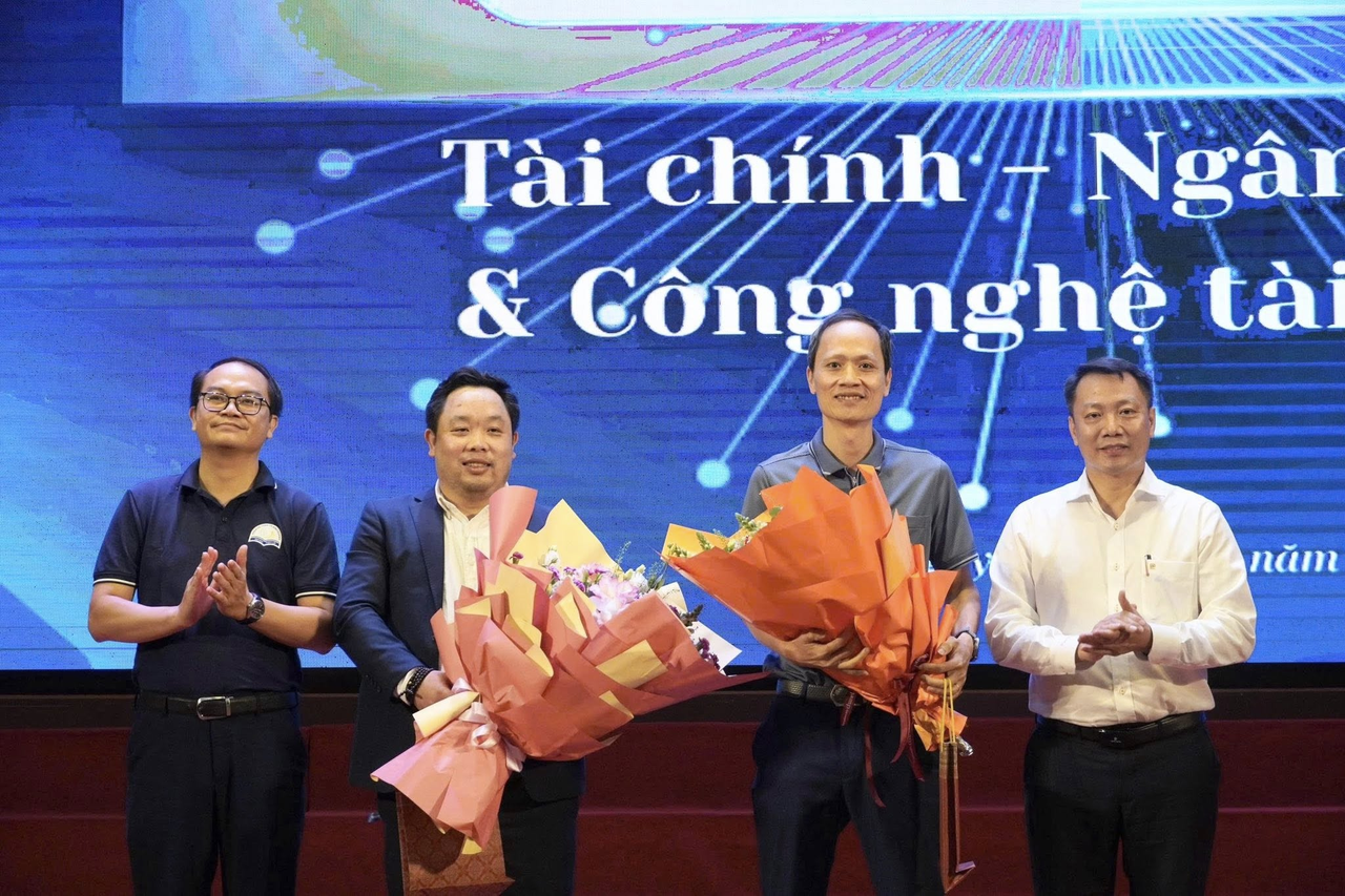 Ông Mai Văn Tâm (thứ 2 từ trái sang), Viện trưởng FTMI tham dự buổi lễ với vai trò diễn giả