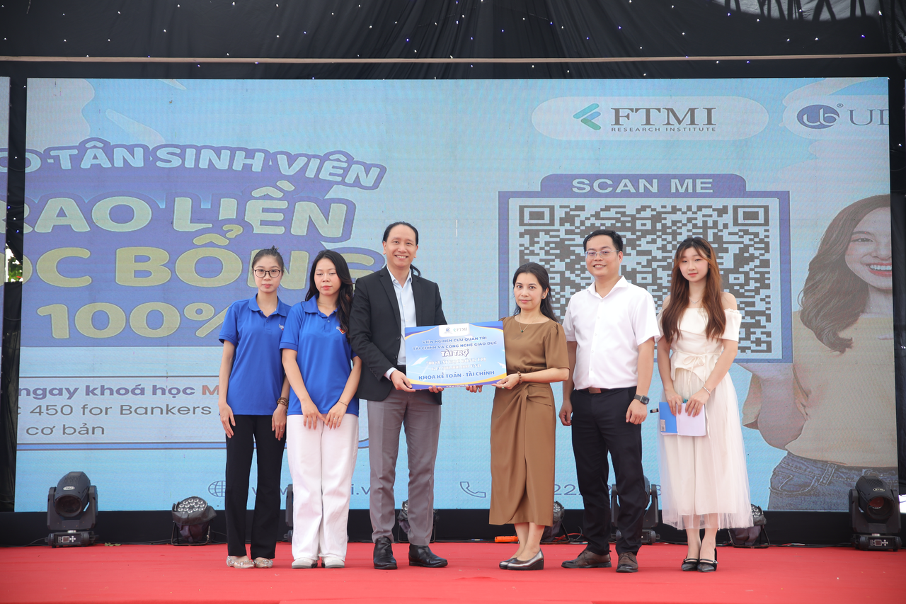 Ông Lê Minh Đức, Phó Viện trưởng FTMI tặng học bổng cho đại diện Khoa Kế toán – Tài chính, Trường Đại học Điện lực