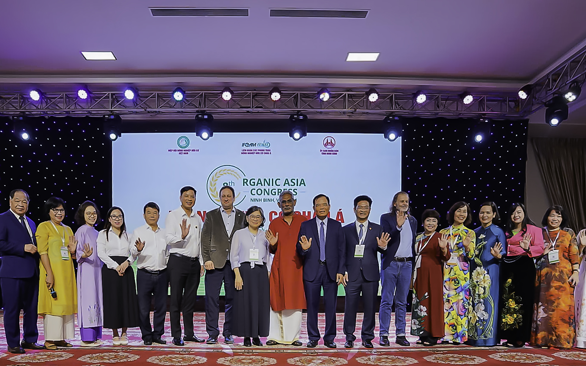 Đoàn đại biểu Agribank (áo trắng) chụp ảnh lưu niệm cùng lãnh đạo tỉnh Ninh Bình và đại diện các tổ chức hữu cơ thế giới tham dự Hội nghị