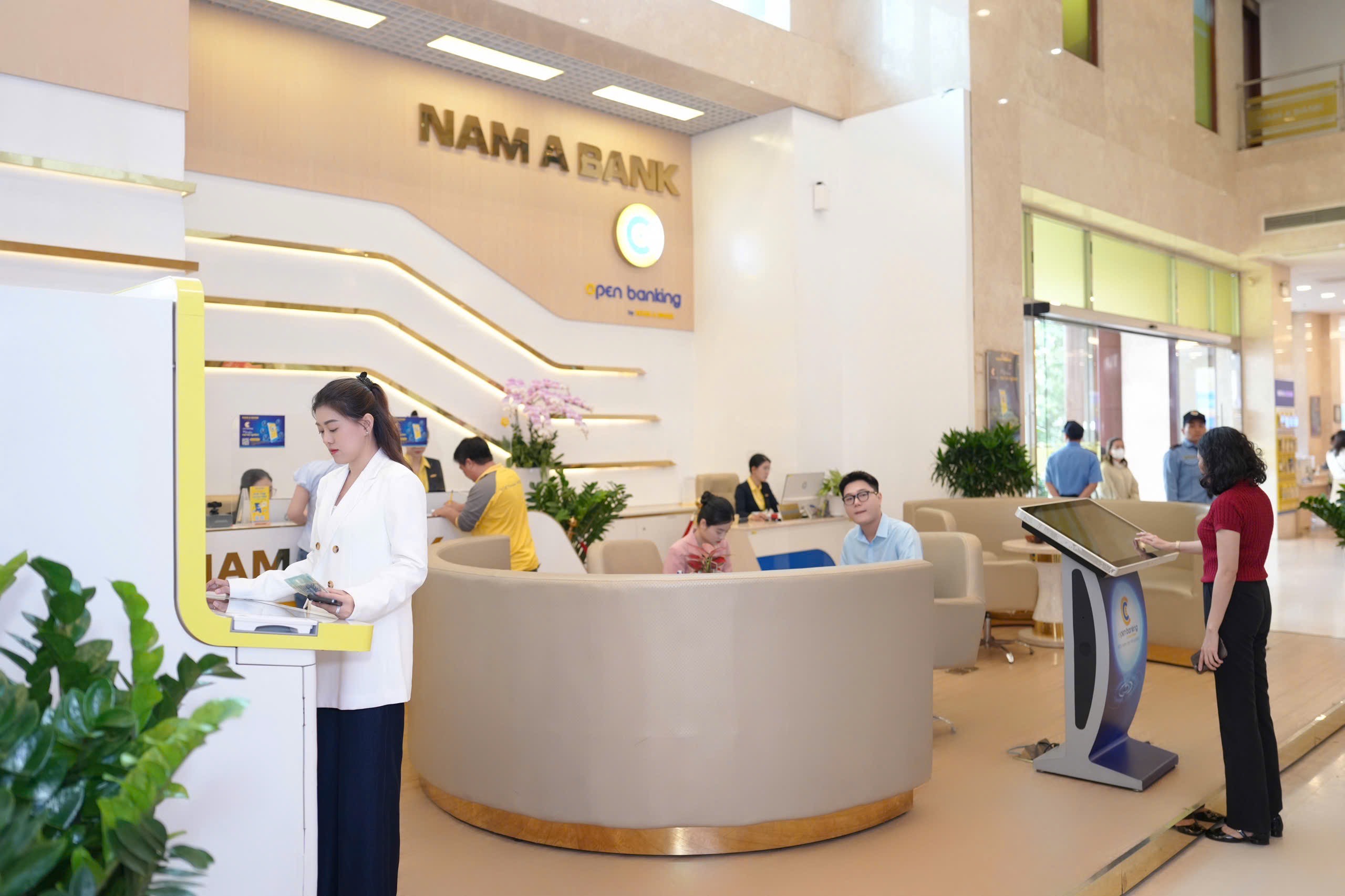 Không gian giao dịch hiện đại, ứng dụng công nghệ cao của Nam A Bank