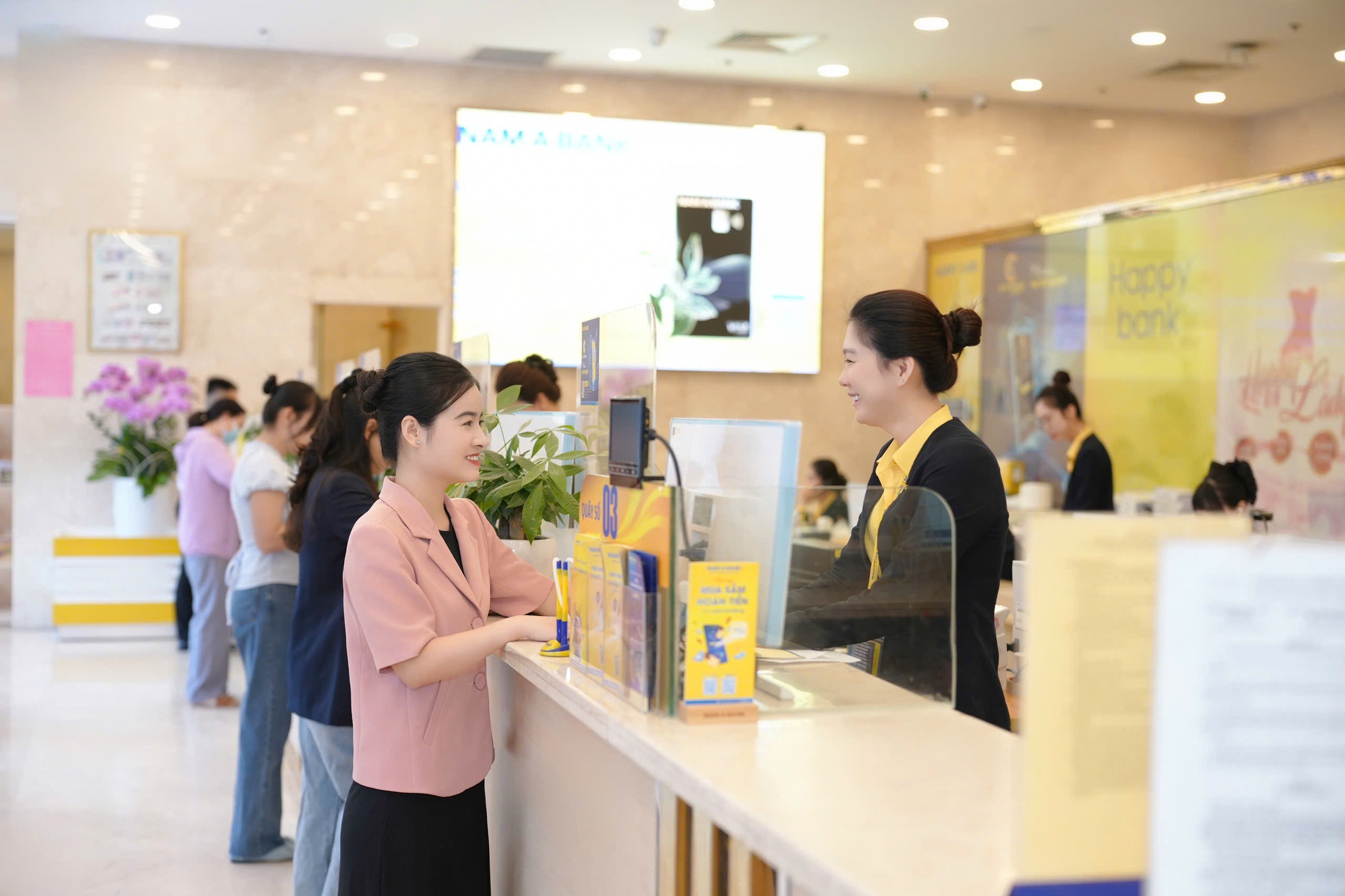 Khách hàng giao dịch tại Nam A Bank