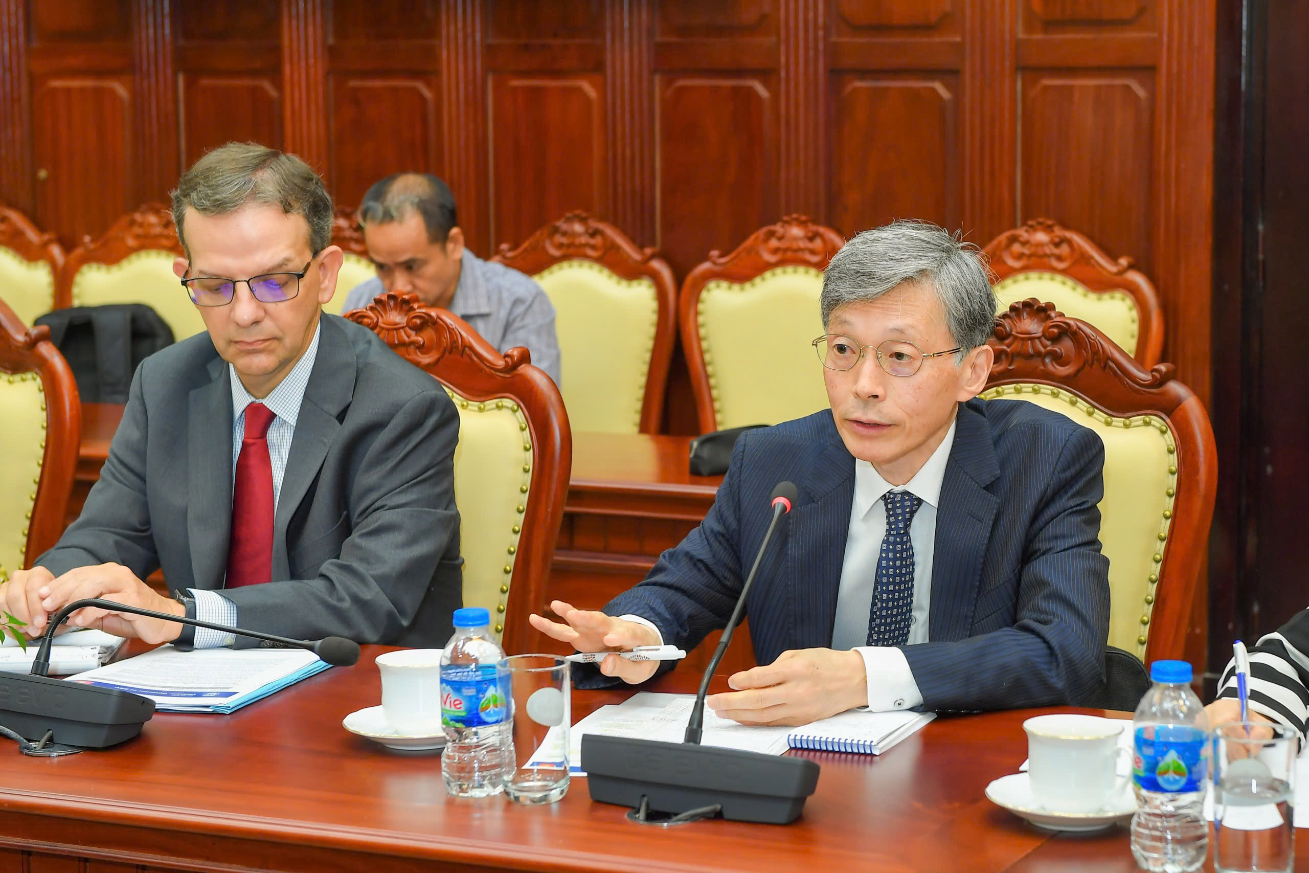 Ông Kenji Okamura (phải), Phó Tổng Giám đốc IMF phát biểu tại buổi tiếp