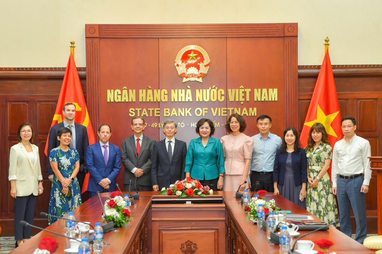 Thống đốc Nguyễn Thị Hồng chụp ảnh lưu niệm với đoàn Phó Tổng Giám đốc IMF