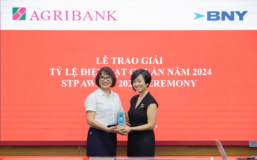 Đại diện Agribank (bên trái) nhận Giải thưởng STP từ Ngân hàng The Bank of New York Mellon (BNY Mellon)