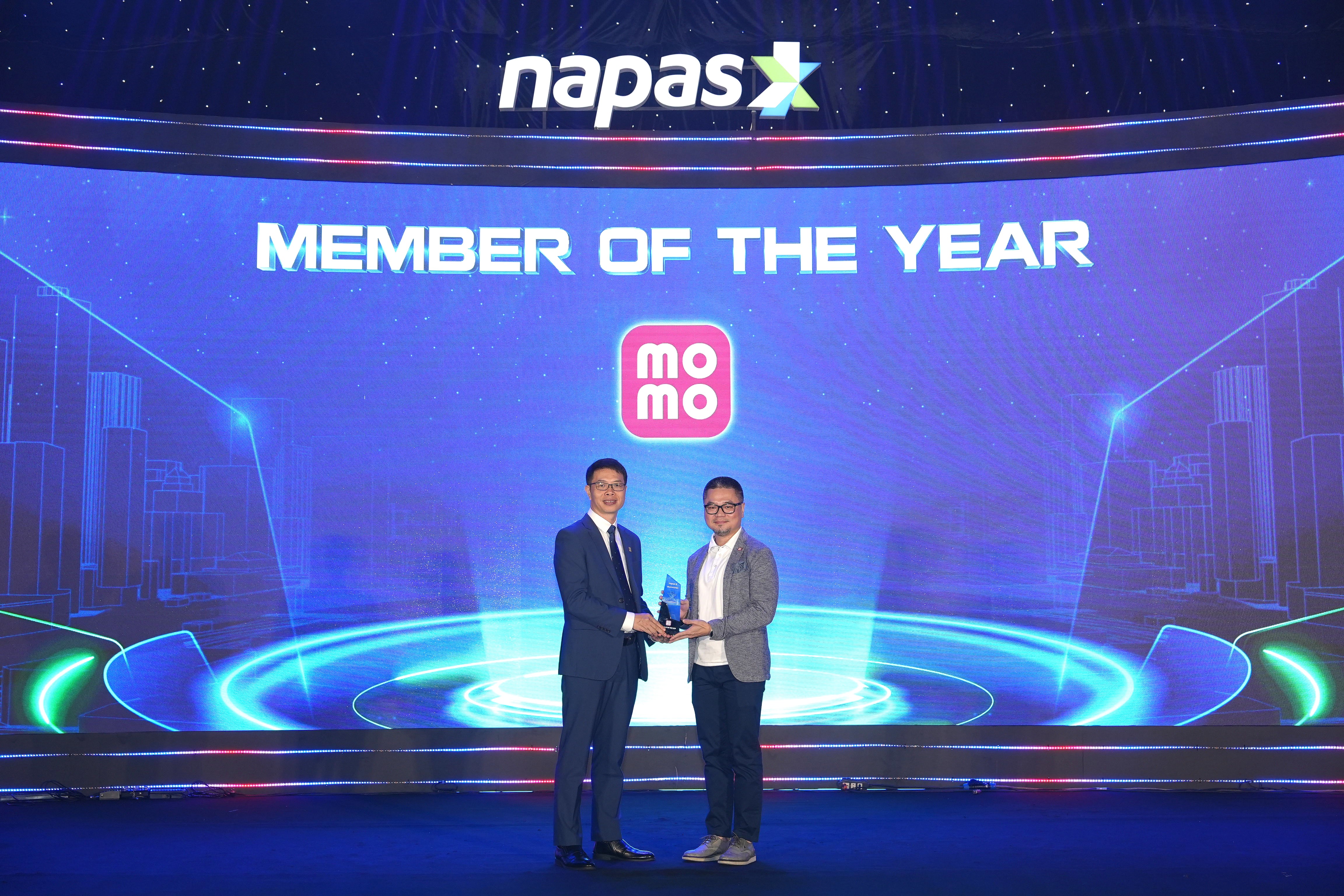 Đại diện MOMO lên nhận Giải “Member of the Year 2025” do NAPAS trao tặng