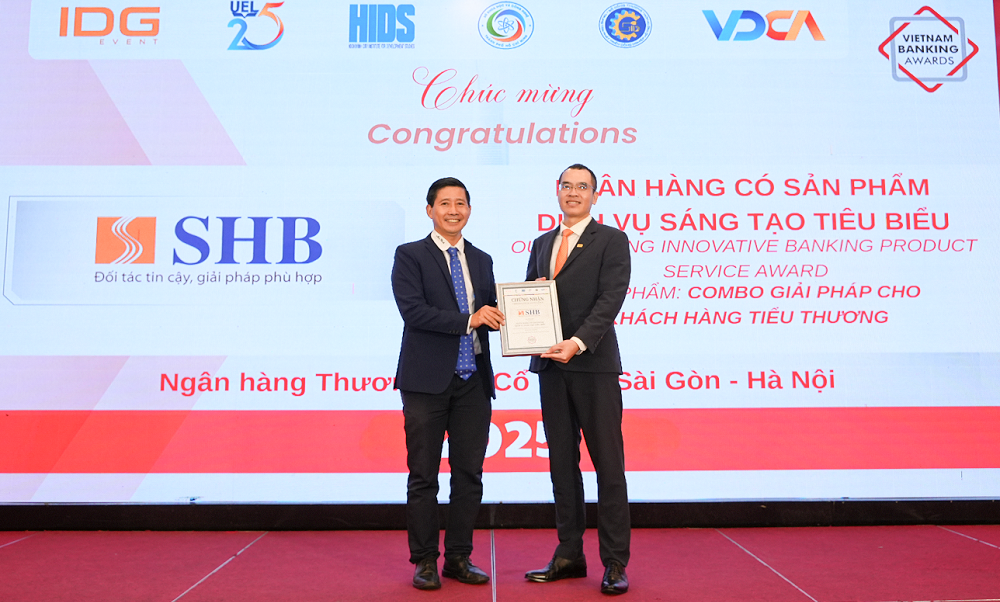 Đại diện SHB (bên phải) nhận giải thưởng Ngân hàng có sản phẩm dịch vụ sáng tạo tiêu biểu” năm 2025. Ảnh: Hồng Nhung