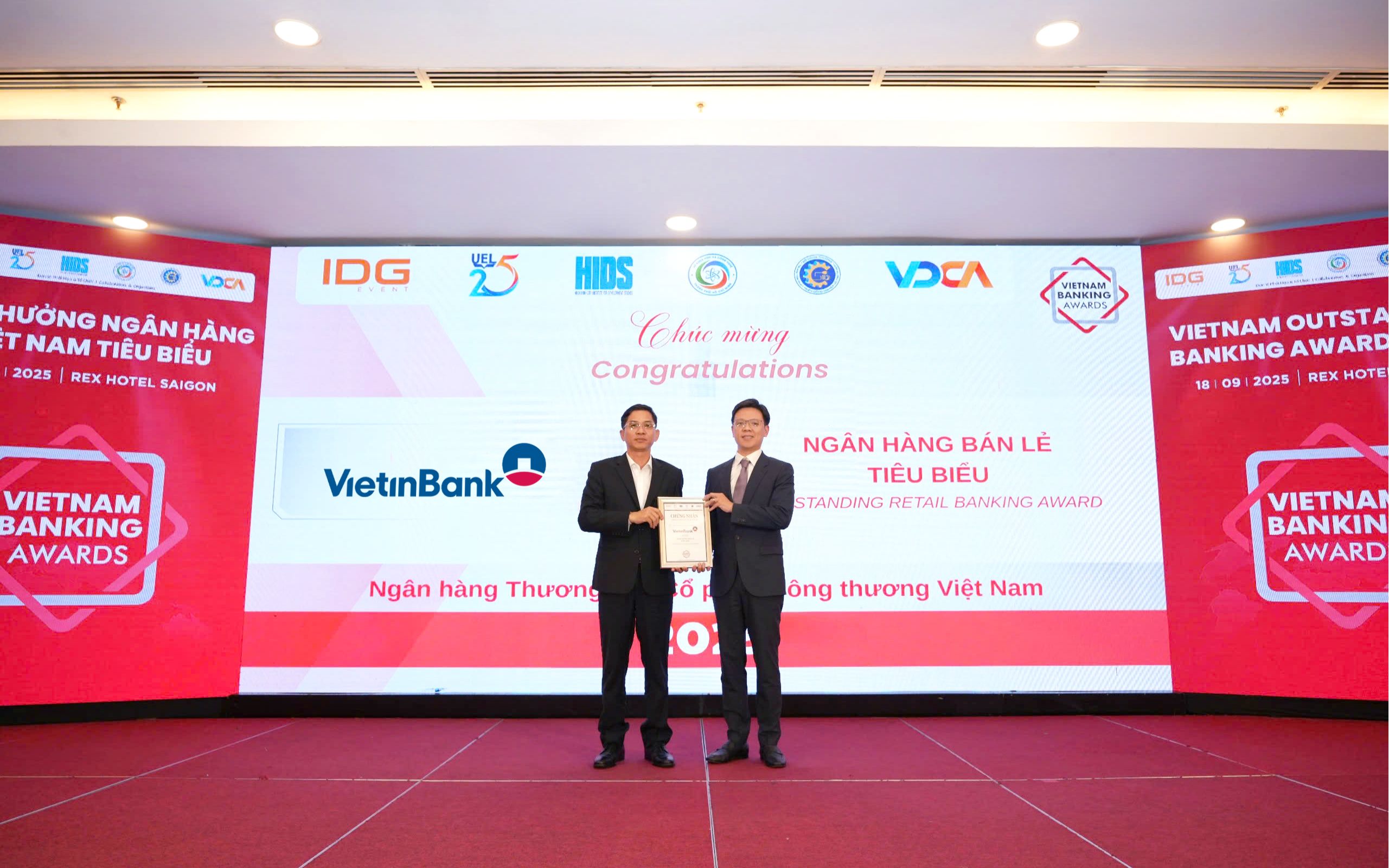 Ông Lê Việt Đức - Giám đốc Khối Bán lẻ, đại diện VietinBank nhận Giải thưởng “Ngân hàng Bán lẻ tiêu biểu” năm 2025