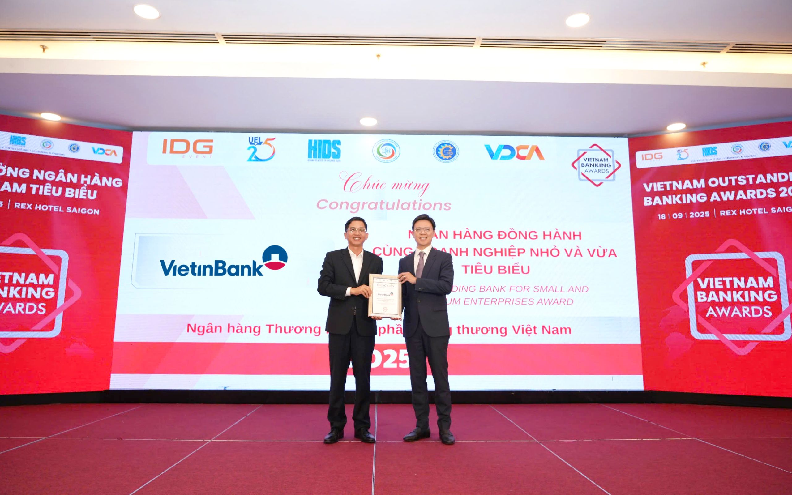 Ông Lê Việt Đức - Giám đốc Khối Bán lẻ, đại diện VietinBank nhận Giải thưởng "Ngân hàng đồng hành cùng doanh nghiệp vừa và nhỏ"