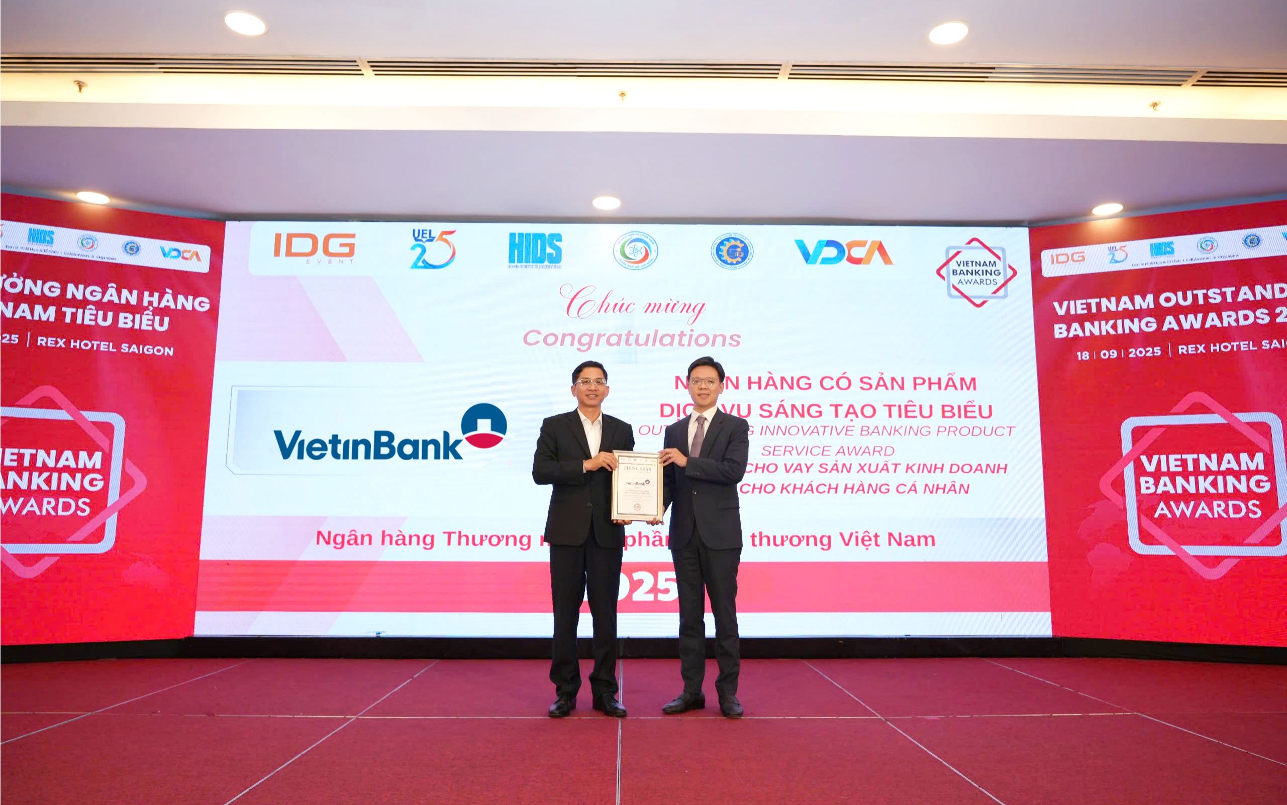 Ông Lê Việt Đức - Giám đốc Khối Bán lẻ nhận Giải thưởng "Ngân hàng có SPDV sáng tạo"