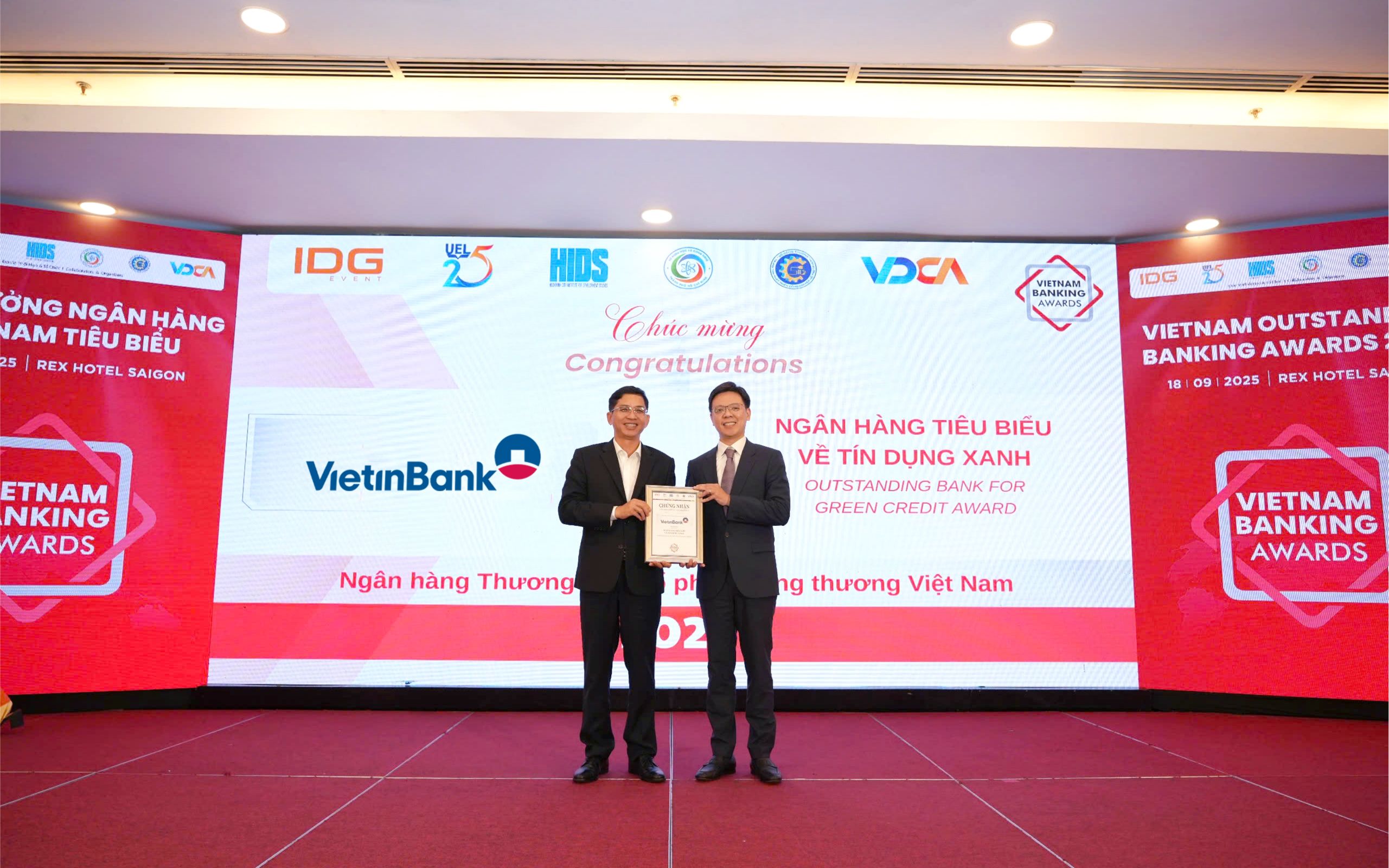 Ông Lê Việt Đức - Giám đốc Khối Bán lẻ đại diện VietinBank nhận Giải thưởng "Ngân hàng tiêu biểu về tín dụng xanh hạng mục xanh"