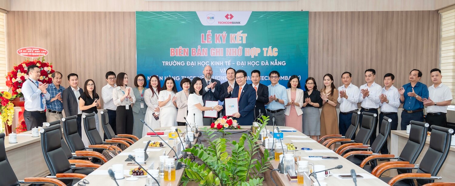 Lễ ký kết biên bản ghi nhớ hợp tác giữ Trường Đại học Kinh tế – Đại học Đà Nẵng và Ngân hàng TMCP Kỹ Thương Việt Nam.