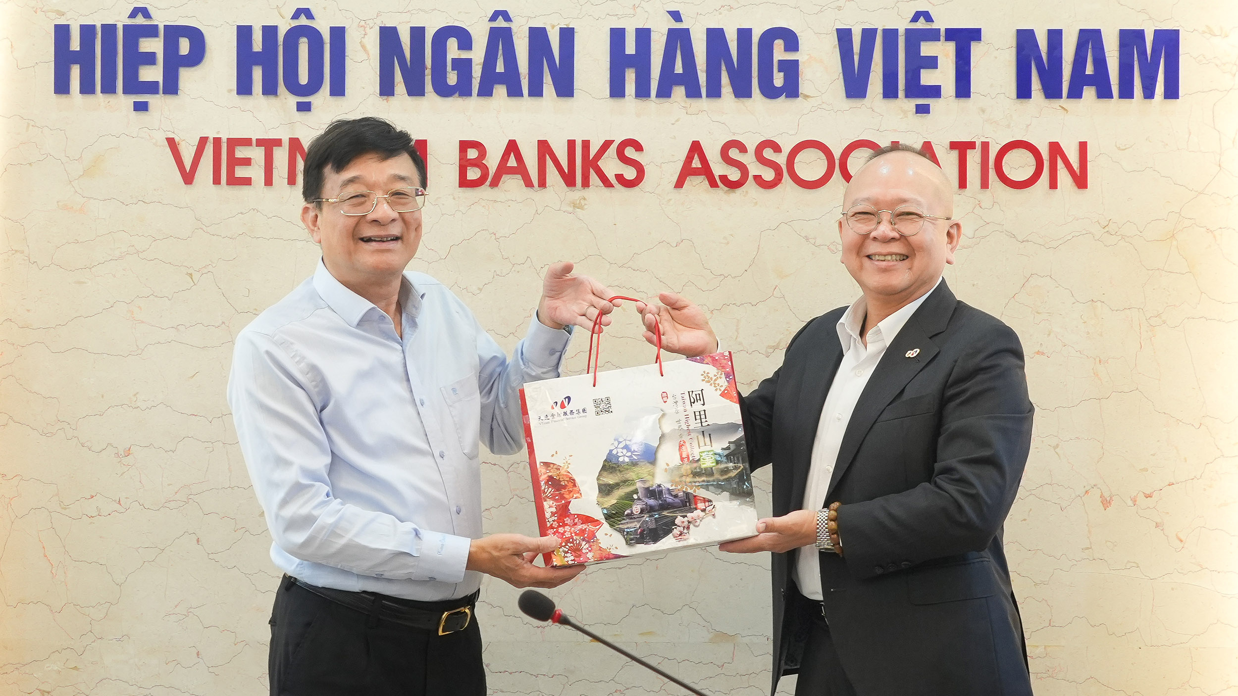 Hiệp hội Ngân hàng Việt Nam và VTeam trao tặng nhau quà kỷ niệm