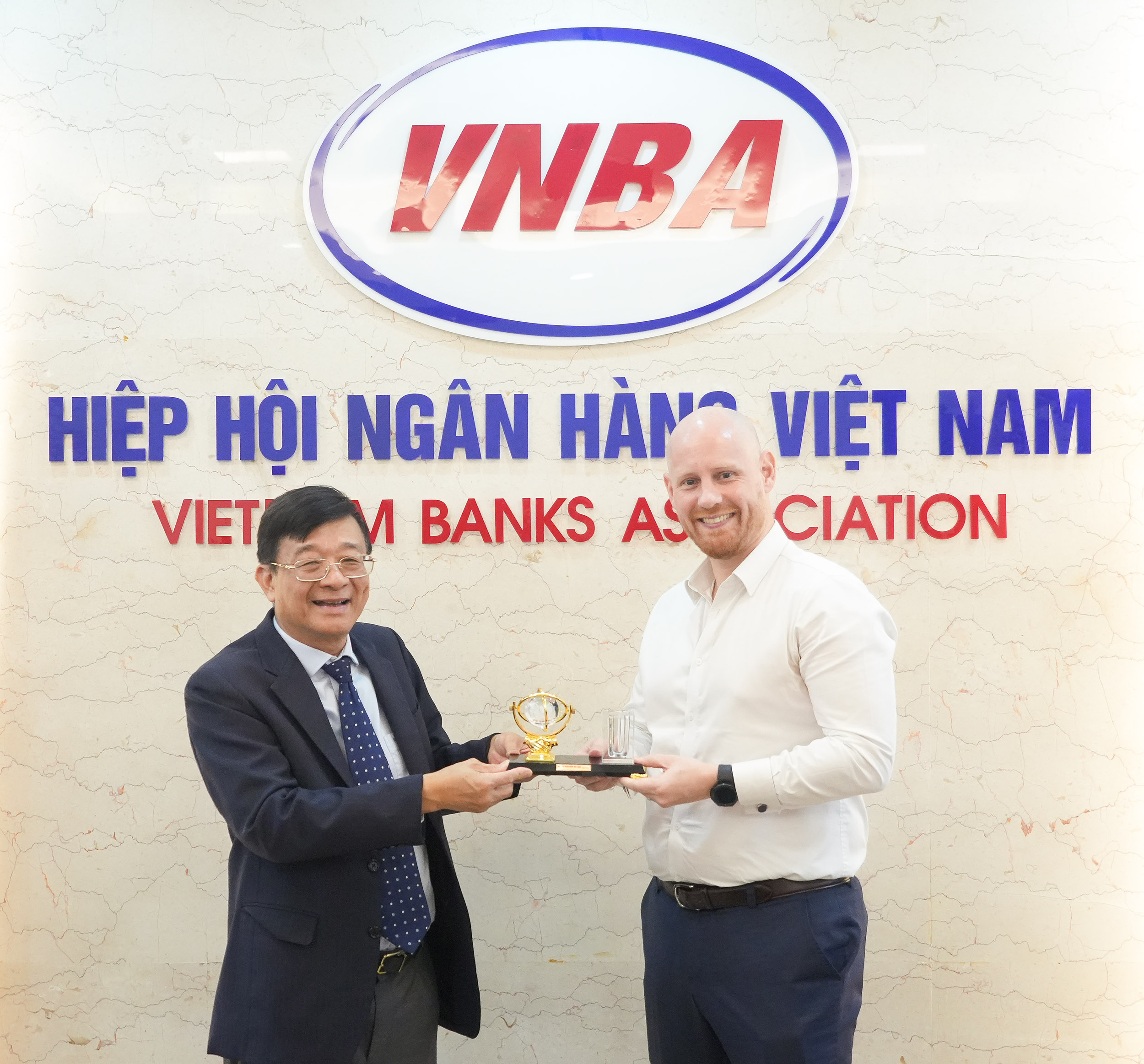 TS. Nguyễn Quốc Hùng trao tặng quà lưu niệm cho ông Trent Davies
