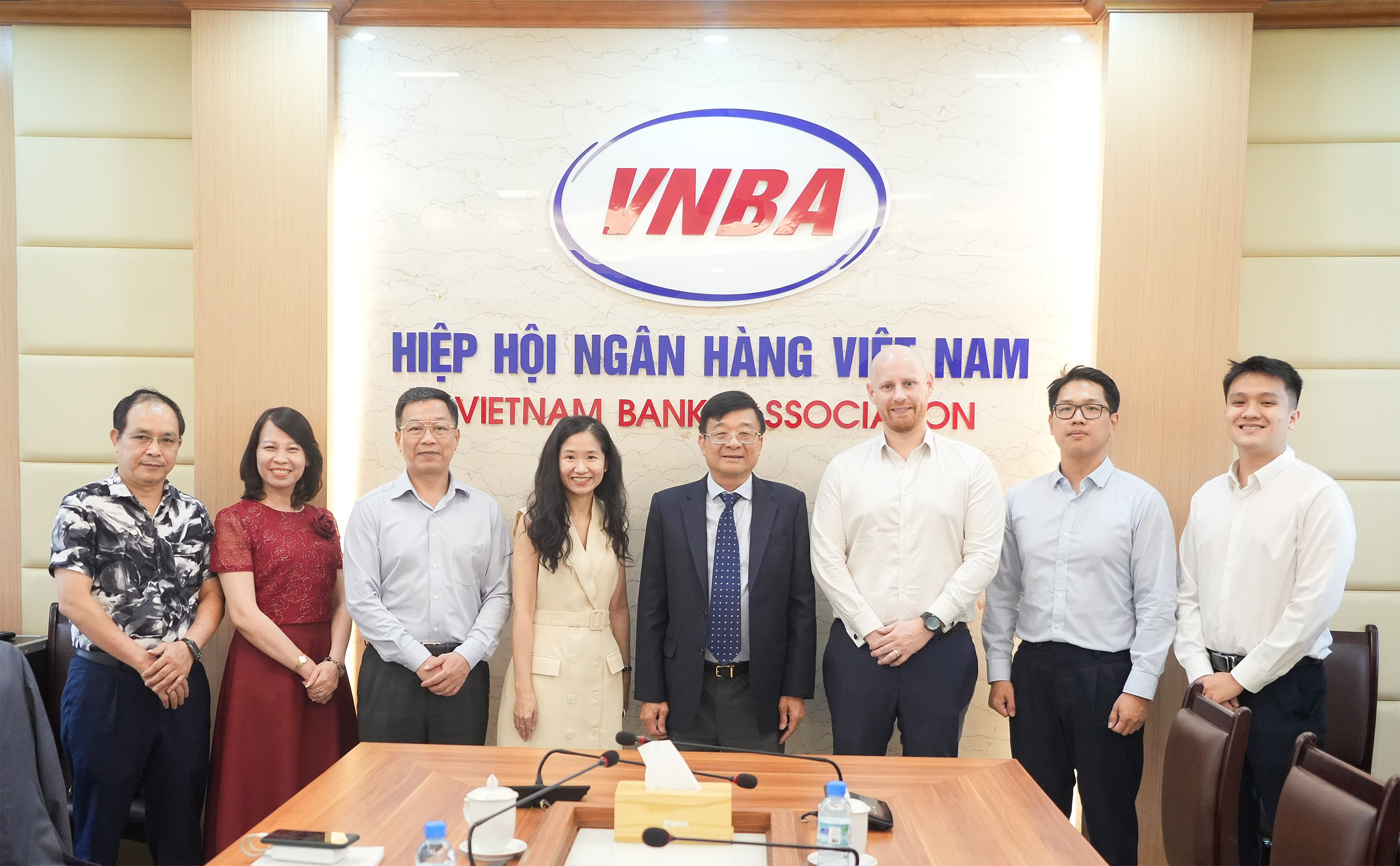 Hiệp hội Ngân hàng Việt Nam và đoàn đại diện Bang Victoria (Australia) chụp ảnh lưu niệm