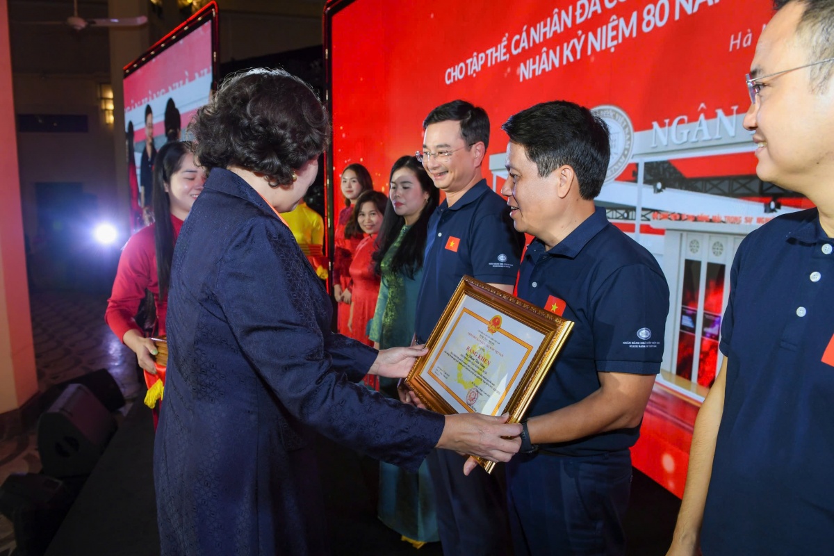 Thống đốc Nguyễn Thị Hồng trao tặng Bằng khen cho tập thể, cá nhân đã có thành tích xuất sắc trong tổ chức và tham gia Triển lãm thành tựu ngành Ngân hàng