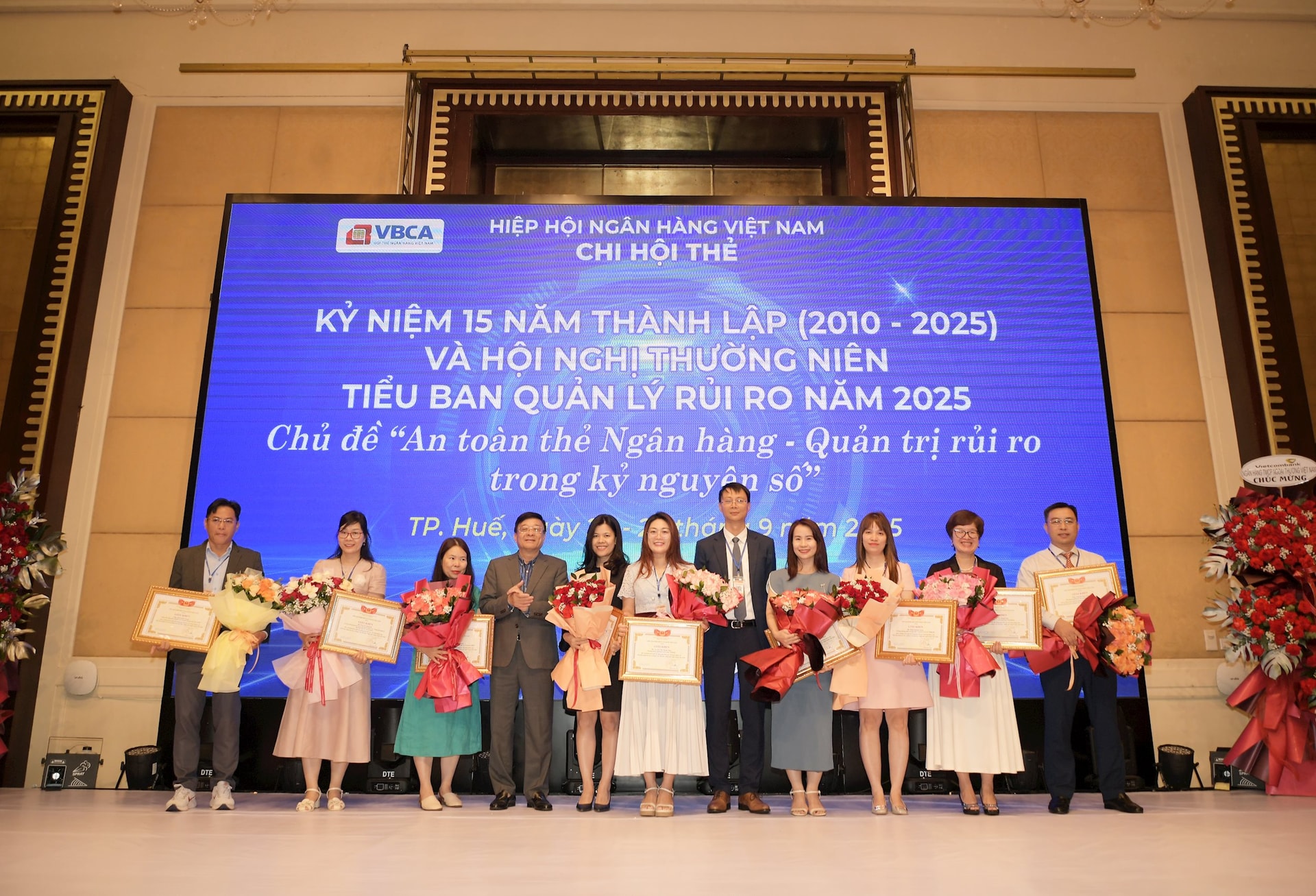Trao hoa và Giấy khen của Hiệp hội Ngân hàng Việt Nam cho các cá nhân có nhiều đóng góp tích cực cho hoạt động của Chi Hội Thẻ. Ảnh: Thiện Bảo