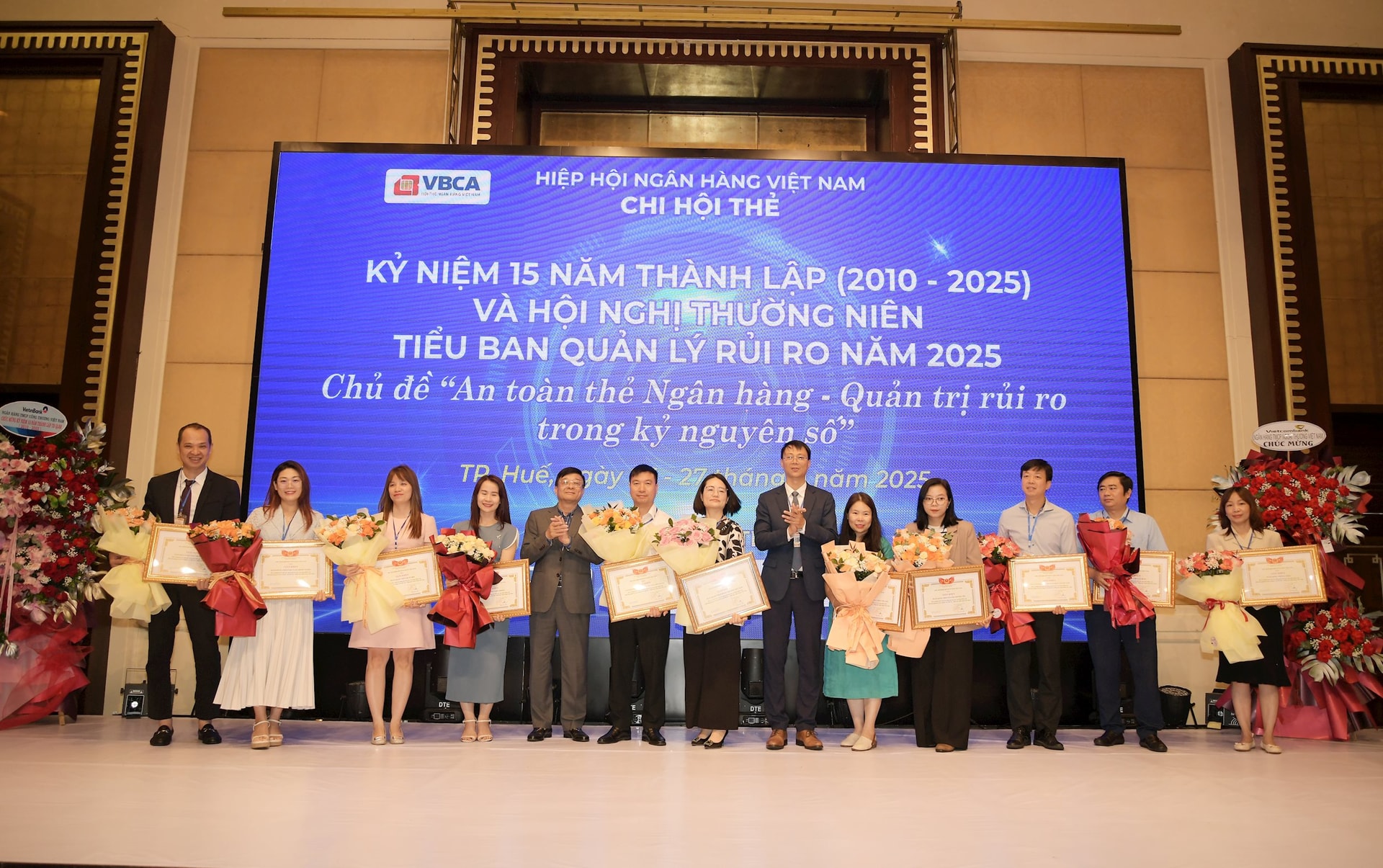 Trao Giấy khen cho các tổ chức hội viên có thành tích xuất sắc đóng góp tích cực vào hoạt động của Chi Hội thẻ - Hiệp hội Ngân hàng Việt Nam: VietinBank, Vietcombank, BIDV, Sacombank, Agribank, TPBank, VPBank, ACB, MB, ABBank, Techcombank và Napas. Ảnh: Thiện Bảo