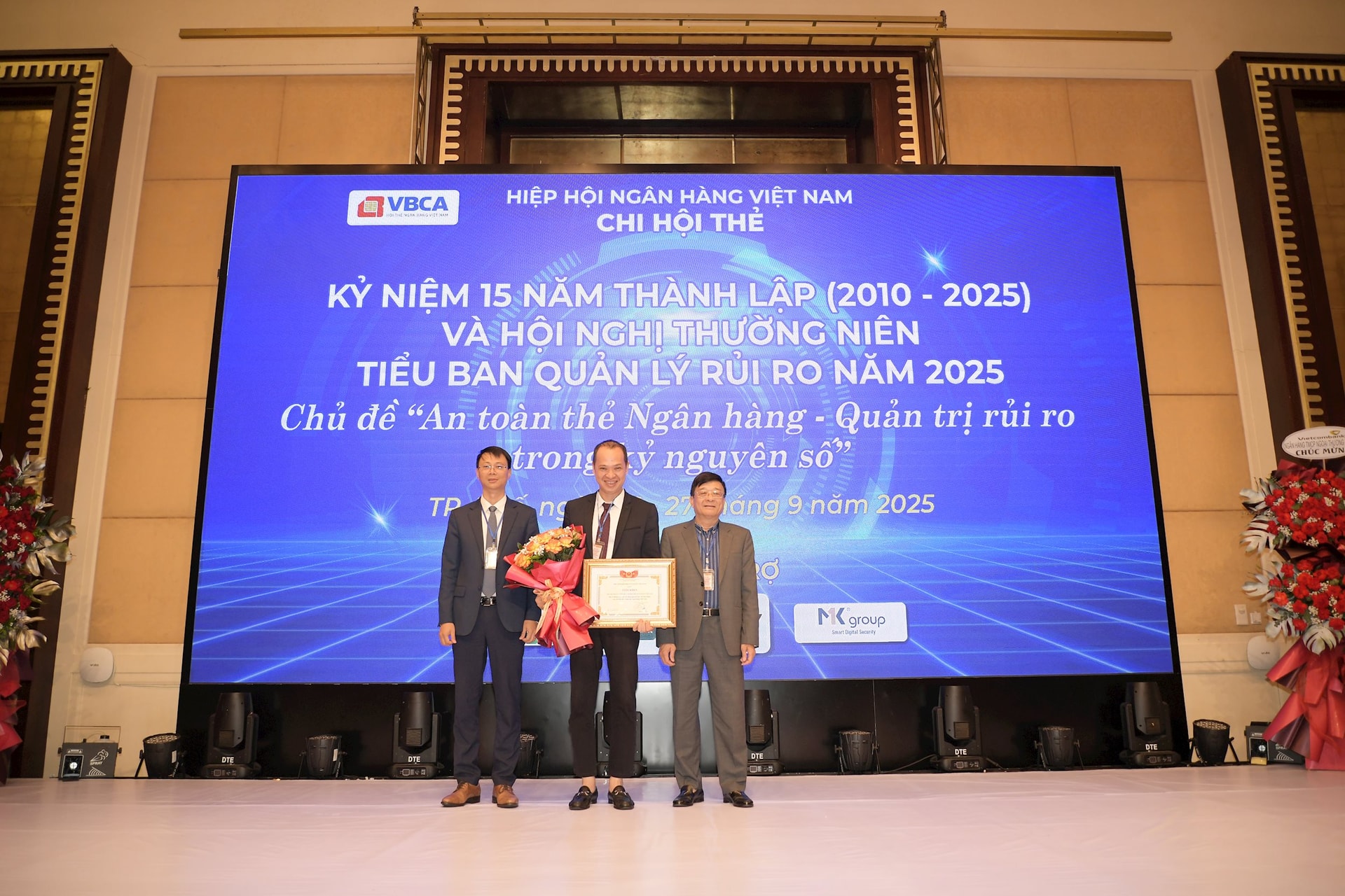 Ông Lê Anh Dũng, Phó Vụ trưởng Vụ Thanh toán Ngân hàng Nhà nước và ông Nguyễn Quốc Hùng, Phó Chủ tịch kiêm Tổng Thư ký Hiệp hội Ngân hàng Việt Nam trao Giấy khen của Hiệp hội cho Tập thể Tiểu ban Quản lý rủi ro Chi Hội Thẻ vì đã có thành tích xuất sắc đóng góp tích cực vào hoạt động của Chi Hội Thẻ - Hiệp hội Ngân hàng Việt Nam. Ảnh: Thiện Bảo