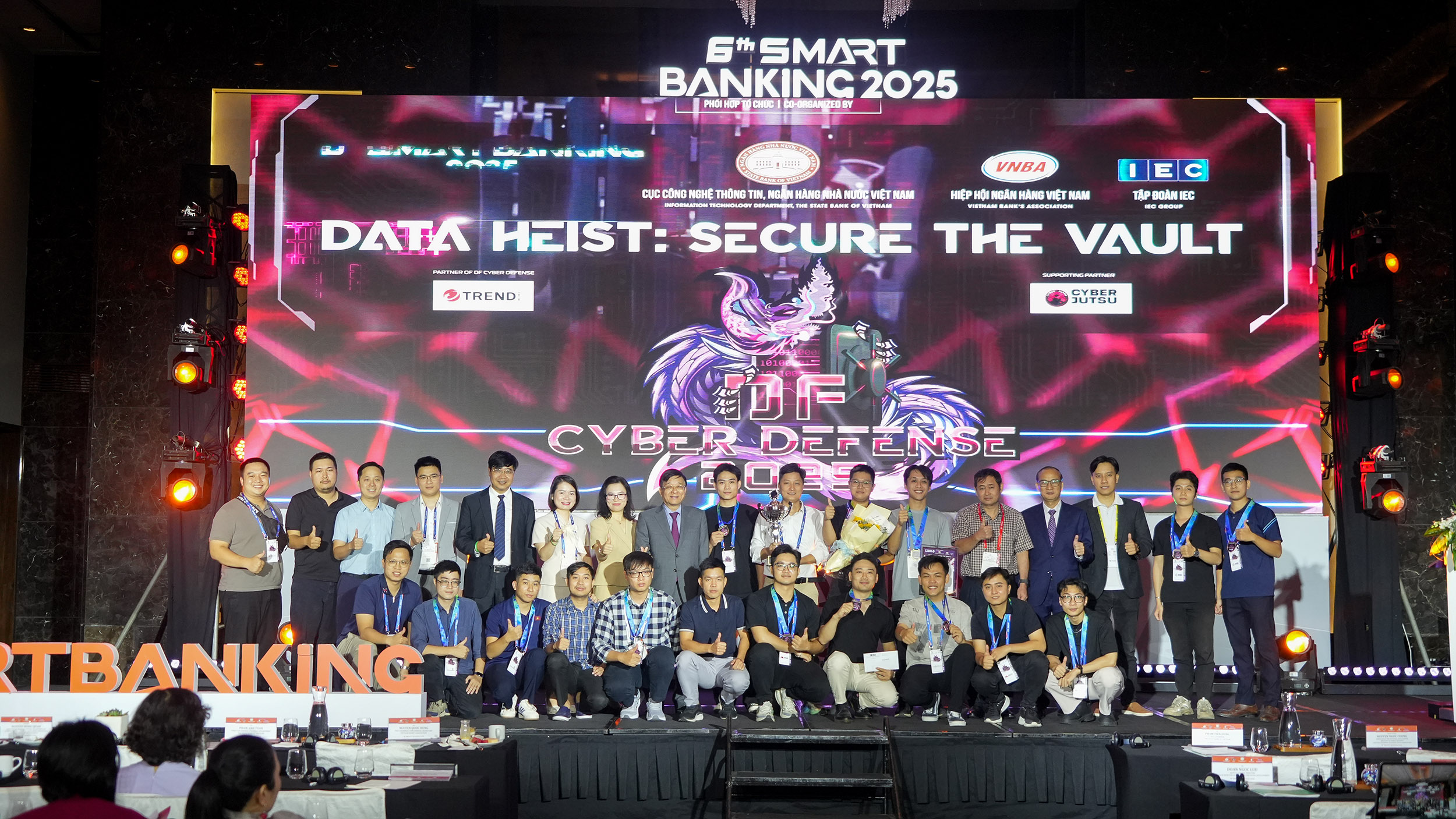 Các đại biểu chụp ảnh kỷ niệm cùng các đội đoạt giải DF Cyber Defense 2025.