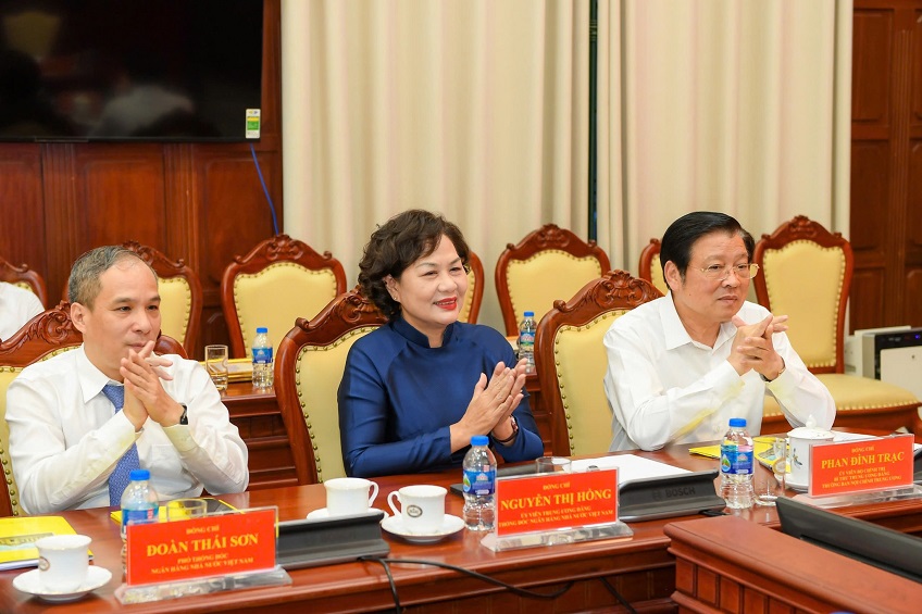 Từ phải sang trái: Đồng chí Phan Đình Trạc, Ủy viên Bộ Chính trị, Bí thư Trung ương Đảng, Trưởng Ban Nội chính Trung ương; đồng chí Nguyễn Thị Hồng, Ủy viên Ban Chấp hành Trung ương Đảng, Bí thư Đảng ủy, Thống đốc NHNN; đồng chí Đoàn Thái Sơn, Phó Thống đốc NHNN