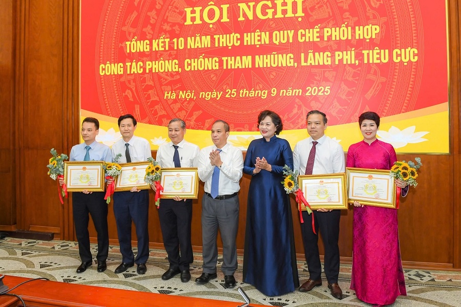 Thống đốc Nguyễn Thị Hồng, Phó Thống đốc Đoàn Thái Sơn trao Bằng khen của Thống đốc NHNN cho các tập thể và cá nhân của Ban Nội chính Trung ương