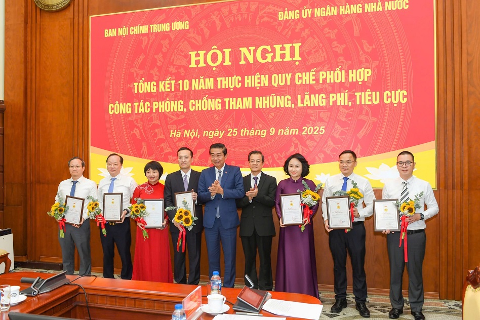 Đồng chí Võ Văn Dũng và đồng chí Lê Hồng Quang, Phó Trưởng Ban Nội chính Trung ương trao Bằng khen của Ban Nội chính Trung ương cho các tập thể và cá nhân của NHNN và Trao Kỷ niệm chương Vì sự nghiệp nội chính Đảng cho các đồng chí lãnh đạo NHNN