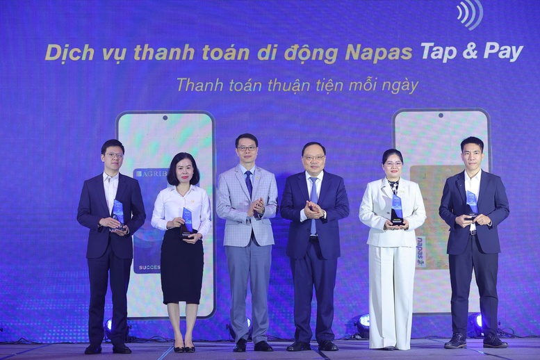 NAPAS cũng công bố mở rộng dịch vụ di động Tap and Pay. Đây là giải pháp tiện lợi, an toàn cho người dùng thẻ nội địa Việt Nam - Ảnh: VGP/HT