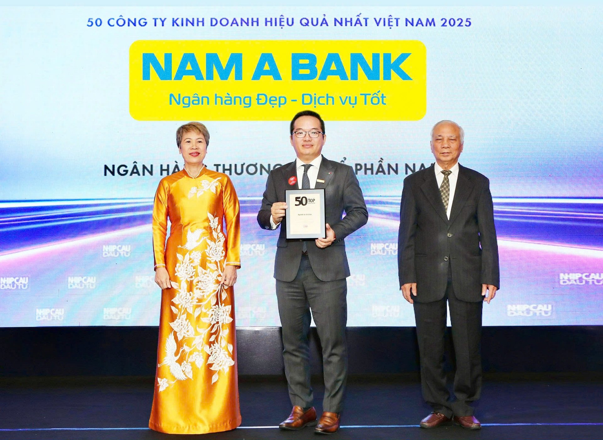 Đại diện Nam A Bank, ông Võ Hoàng Hải – Phó tổng giám đốc nhận danh hiệu Top 50 công ty hoạt động hiệu quả nhất Việt Nam năm 2025. Ảnh: Nam A Bank