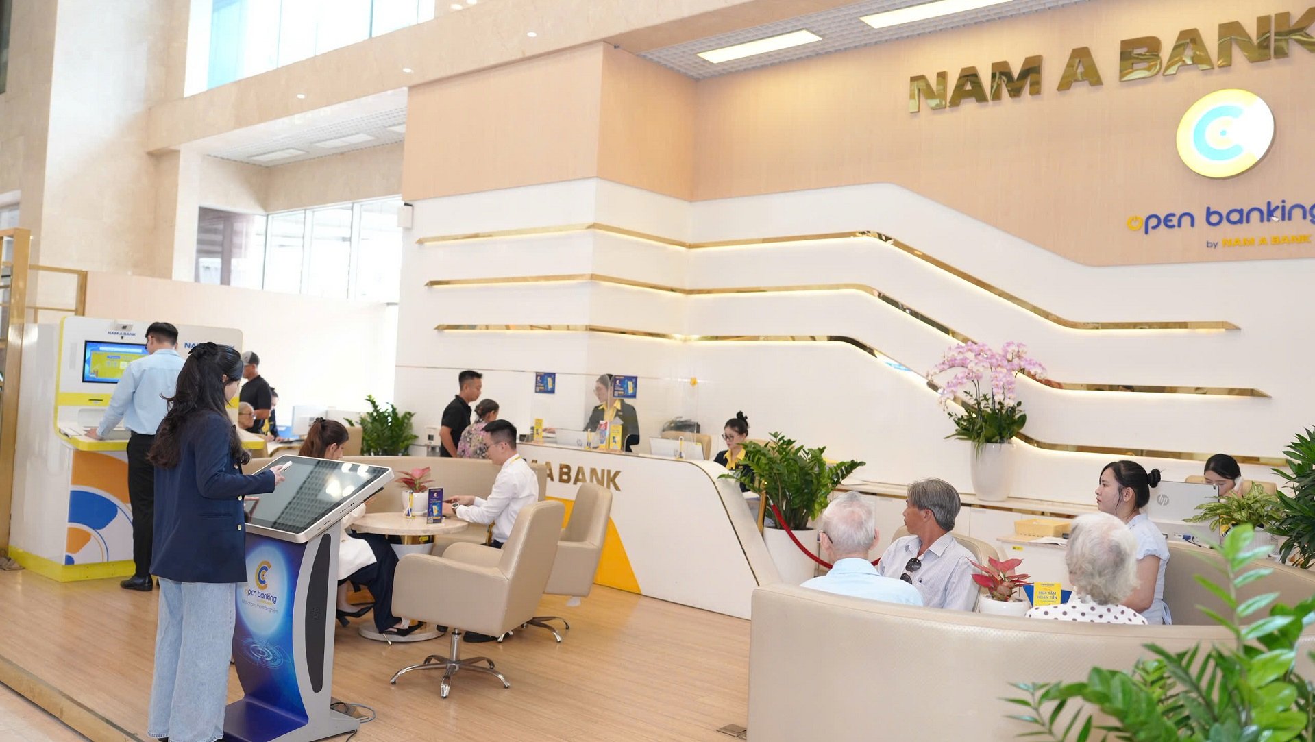 Khách hàng trải nghiệm không gian giao dịch hiện đại tại Nam A Bank. Ảnh: Nam A Bank